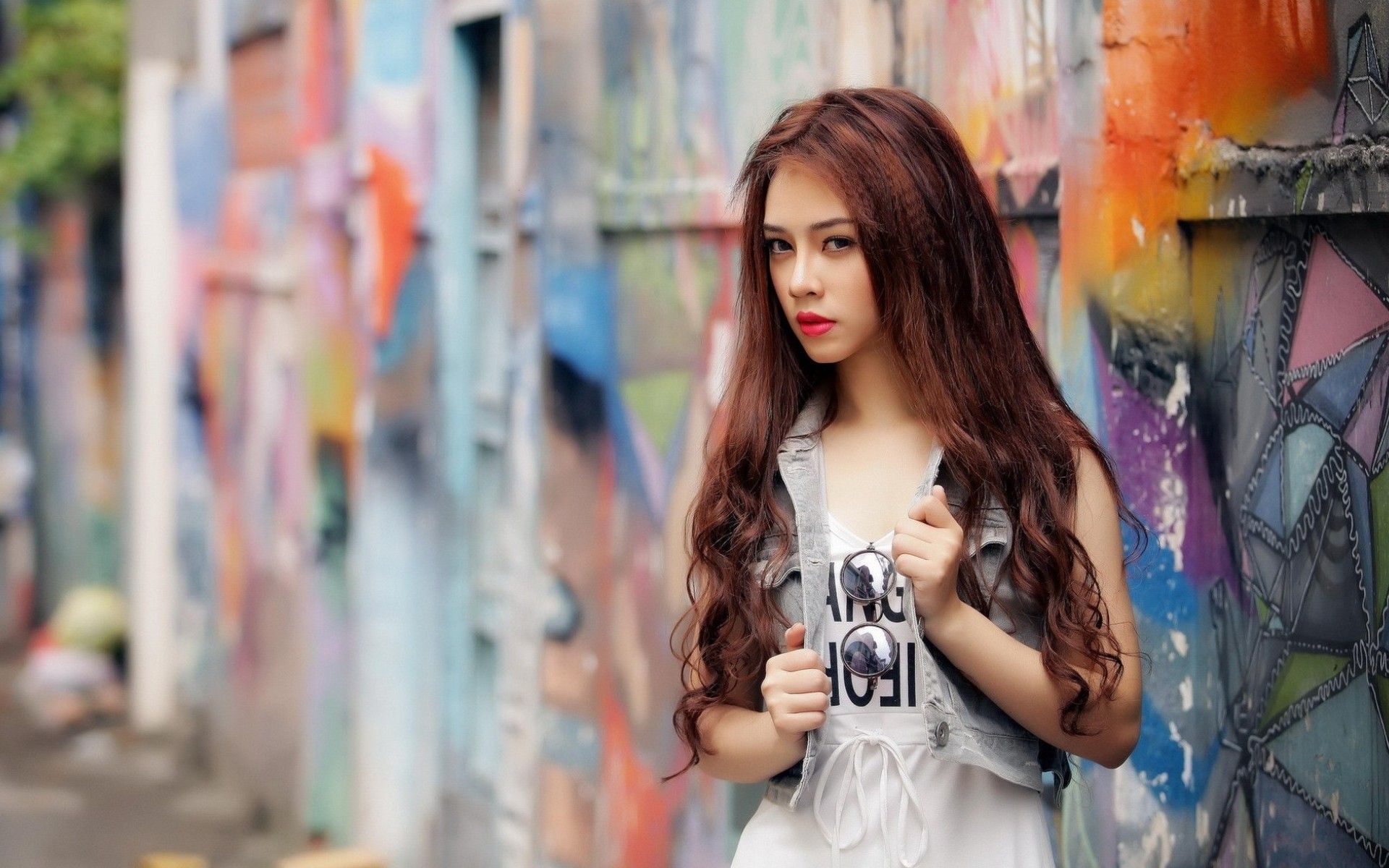 Ragazza capelli castani muro graffiti, 1920x1200 Full HD+, Laptop