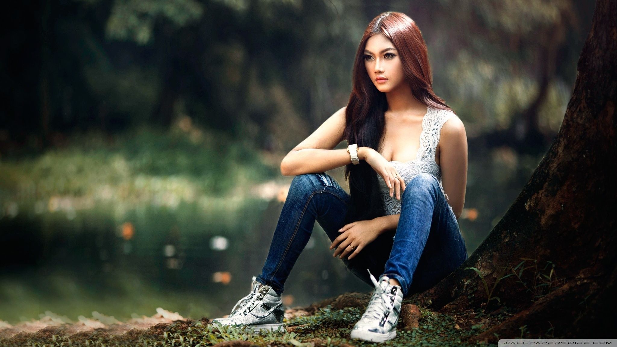 Ragazza asiatica seduta lago, 2048x1152 Hi-Res, iMac