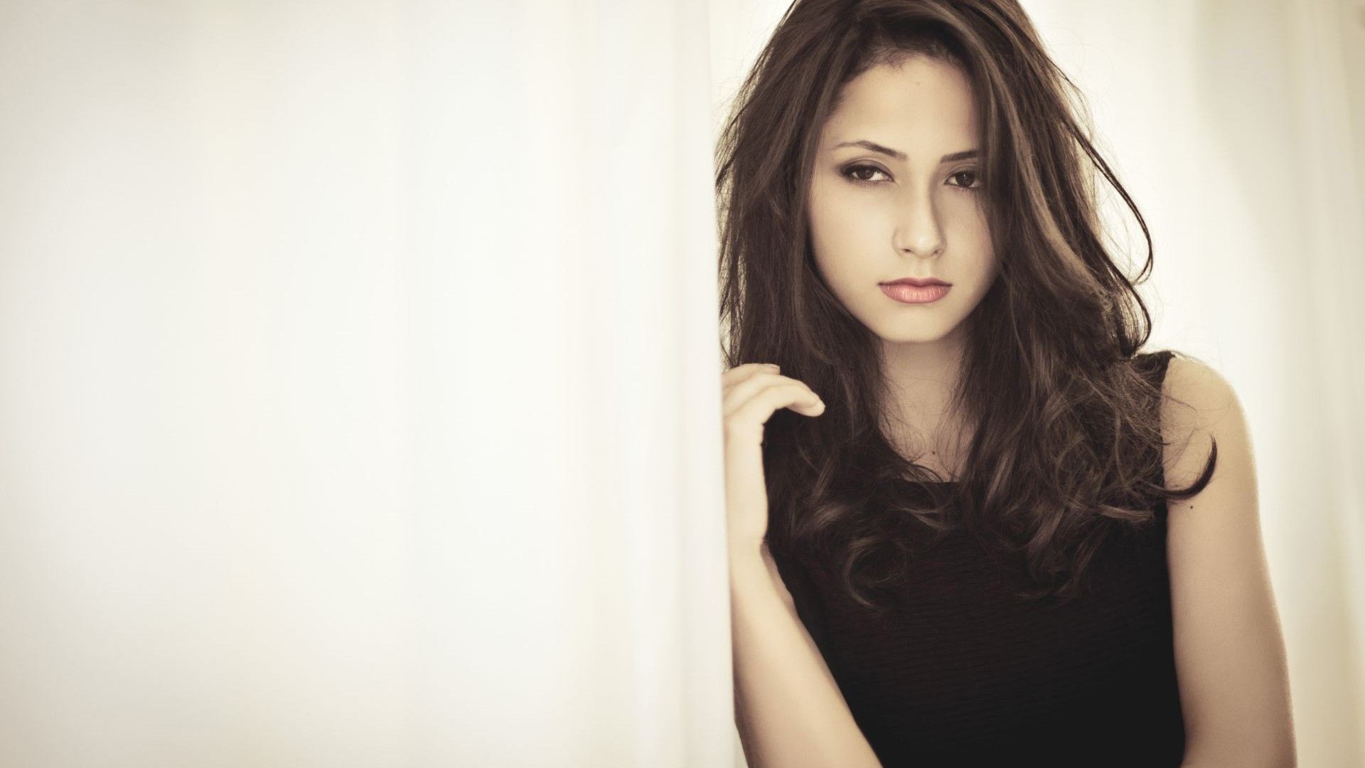 Ragazza capelli castani abito nero, 1920x1080 Full HD, Desktop