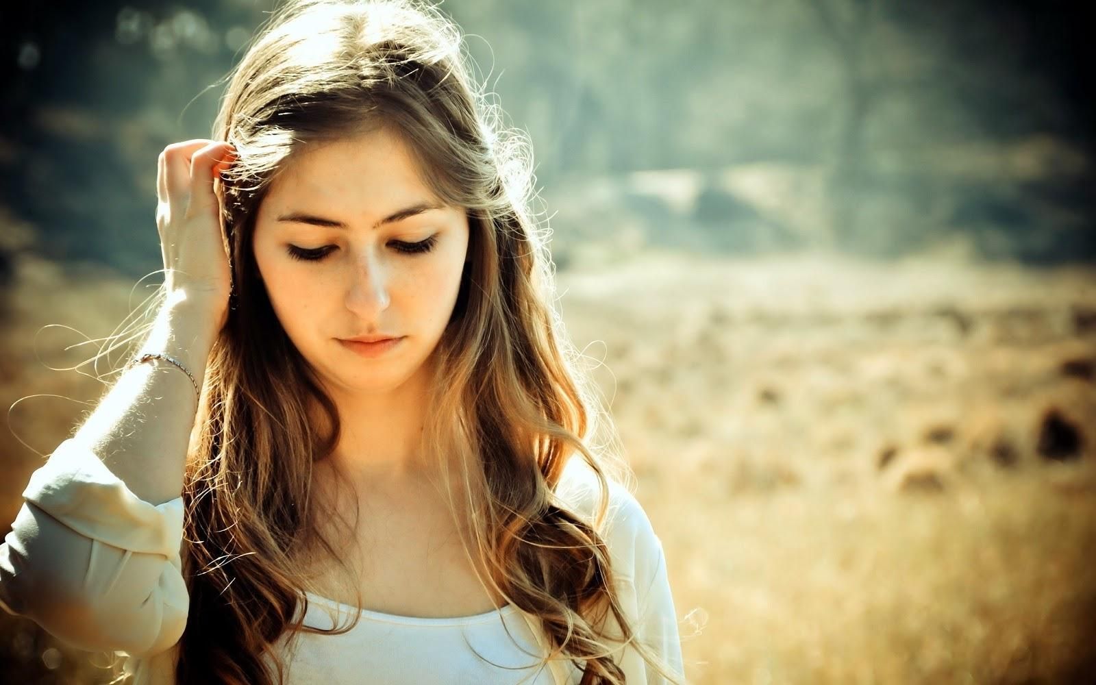 Ragazza capelli lunghi campo, 1600x1000 900p, Desktop