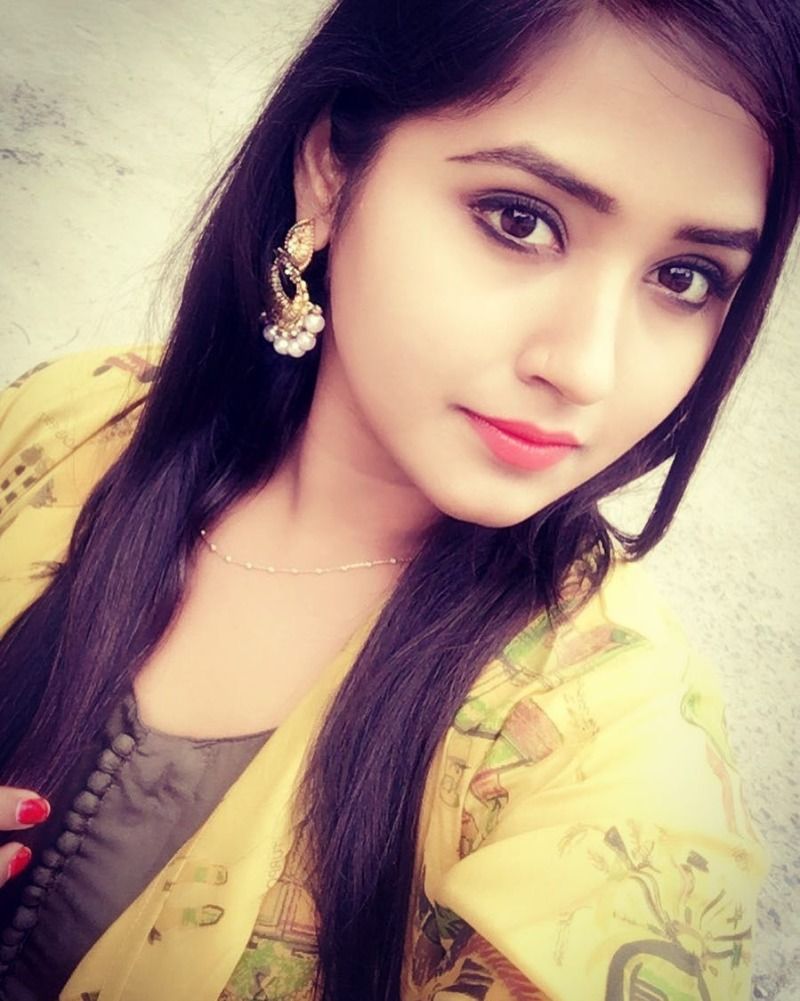 Ragazza selfie abito giallo, 800x1001 Full HD Verticale, Smartphone