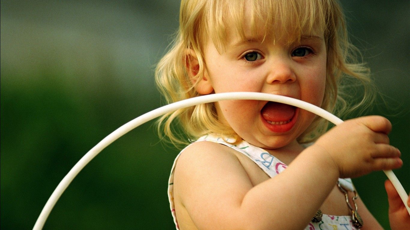 Bambina bionda con cerchio hula-hoop, 1366x768 720p, iMac