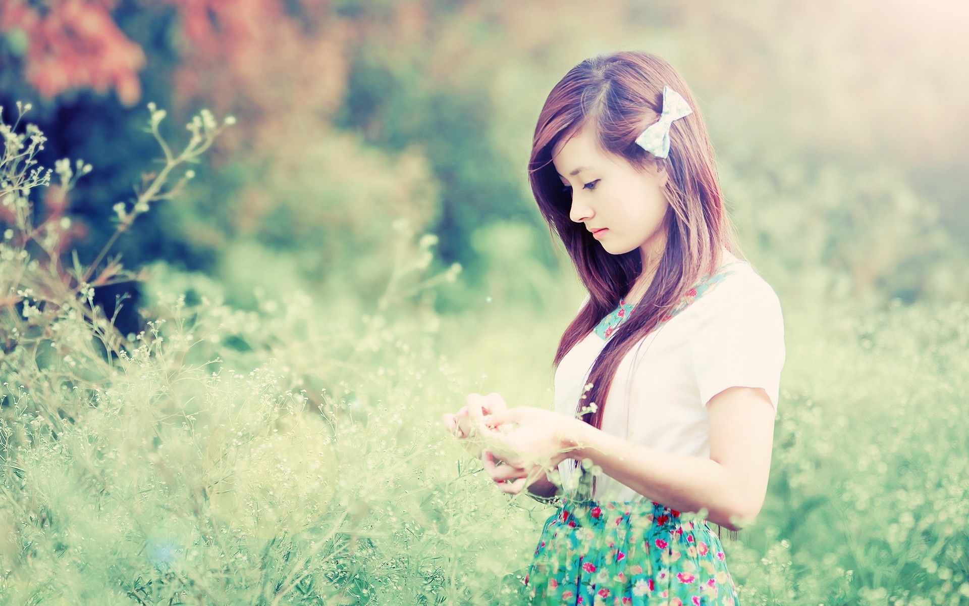 Ragazza asiatica in campo verde, 1920x1200 WUXGA, Desktop
