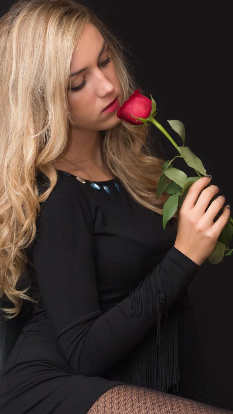 Donna bionda con rosa rossa, 750x1334 Full HD Verticale, Smartphone