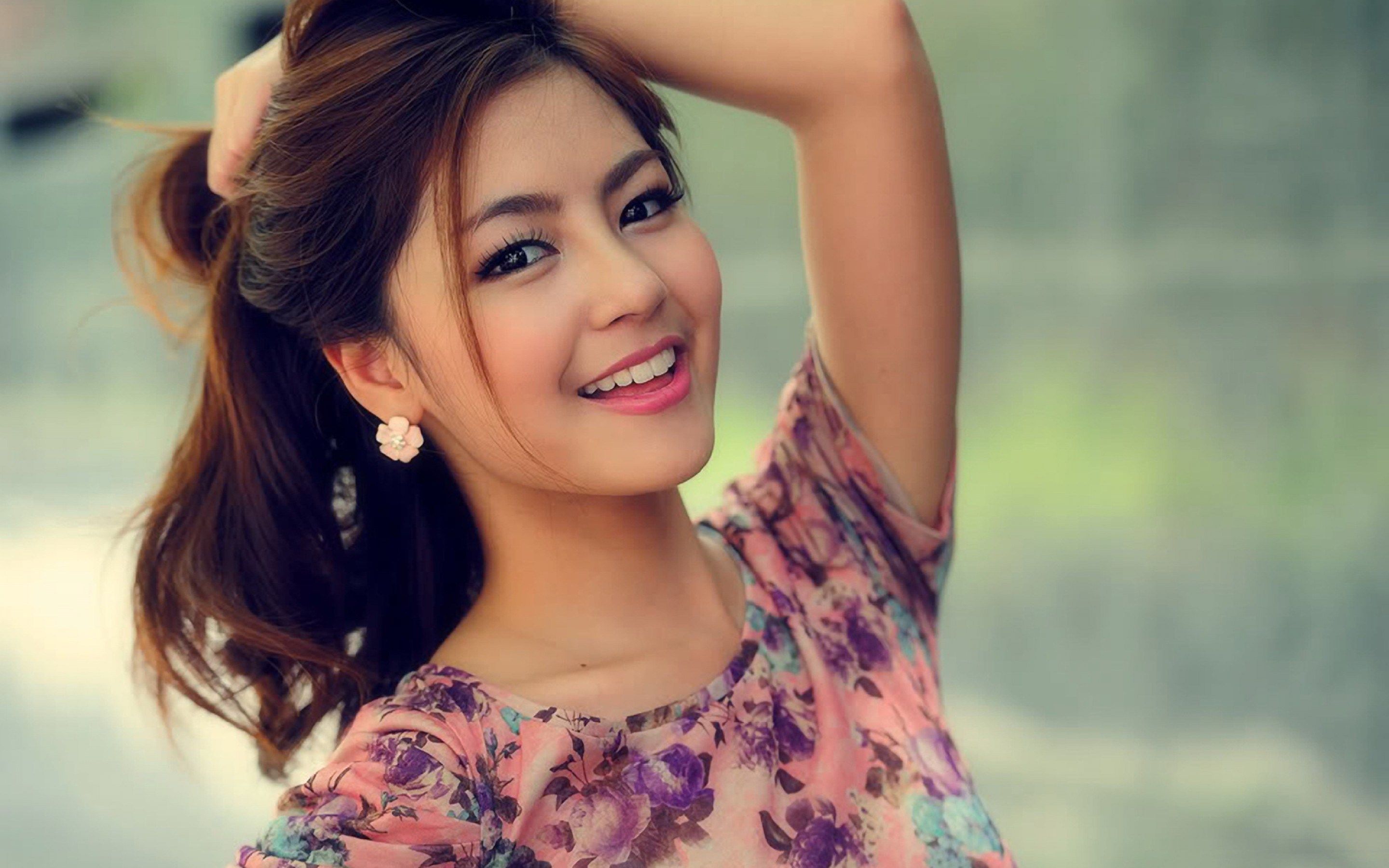 Ragazza asiatica sorridente floreale, 2880x1800 2K, PC
