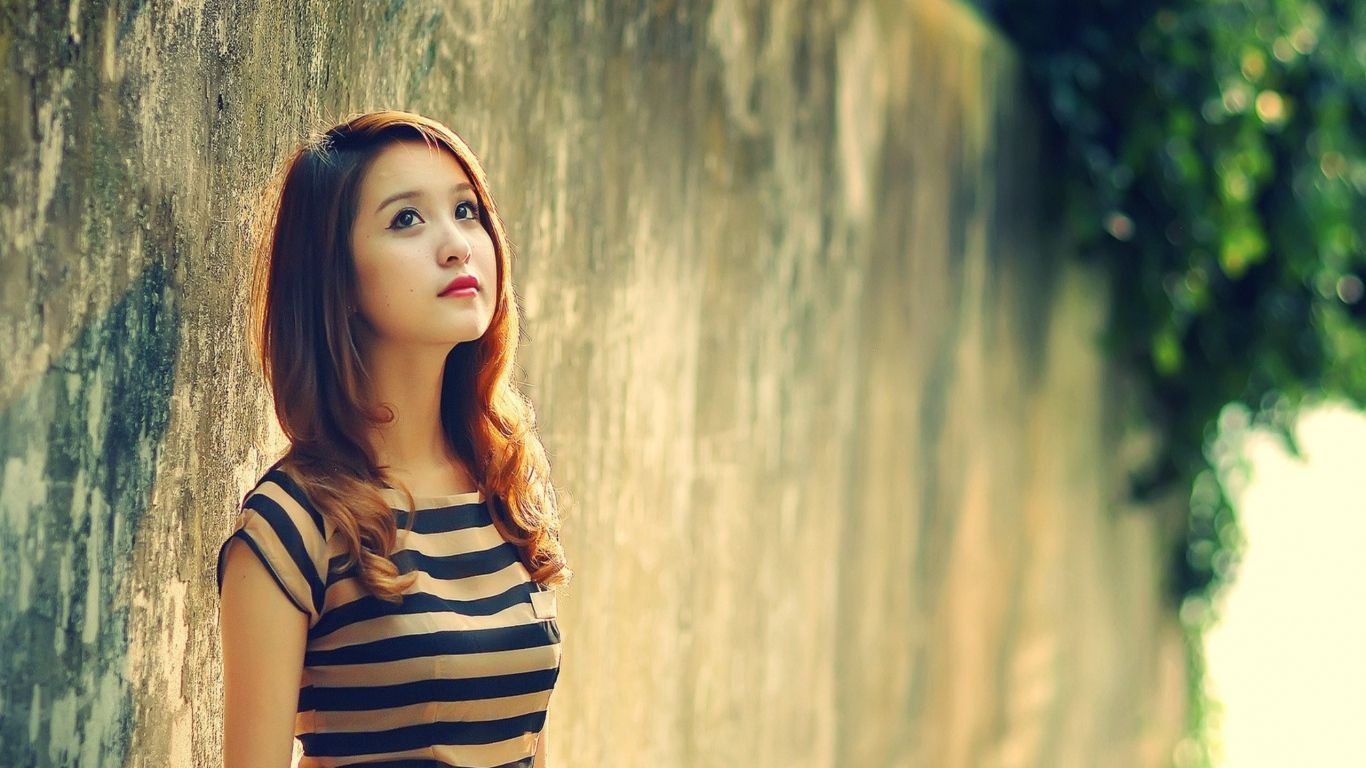 Ragazza asiatica maglia righe, 1366x768 HD, Desktop
