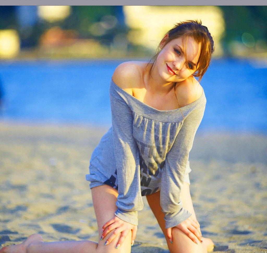 Ragazza sulla spiaggia sorridente, 1024x971 HD, PC