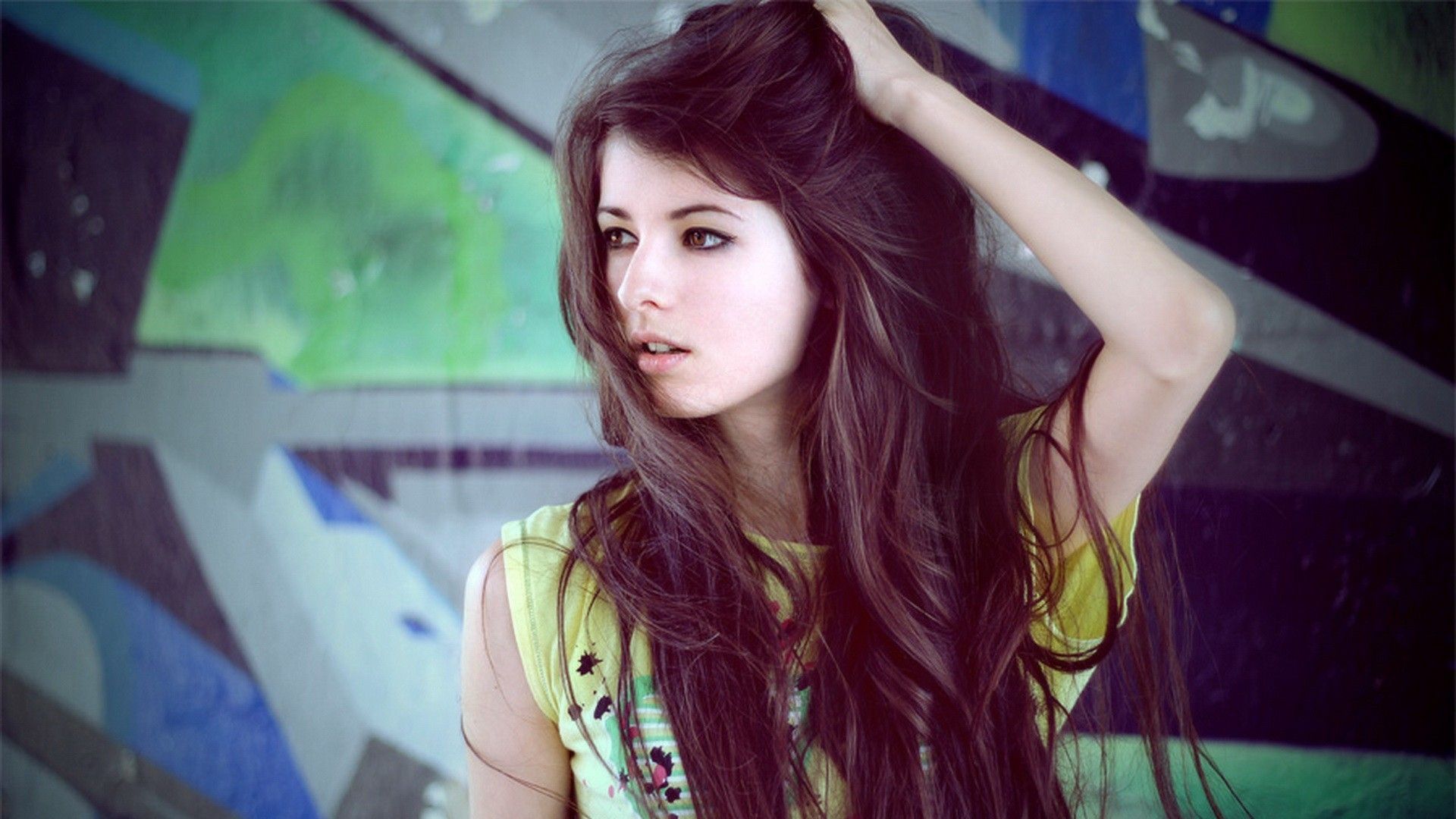 Ragazza capelli scuri graffiti, 1920x1080 1080p, Desktop