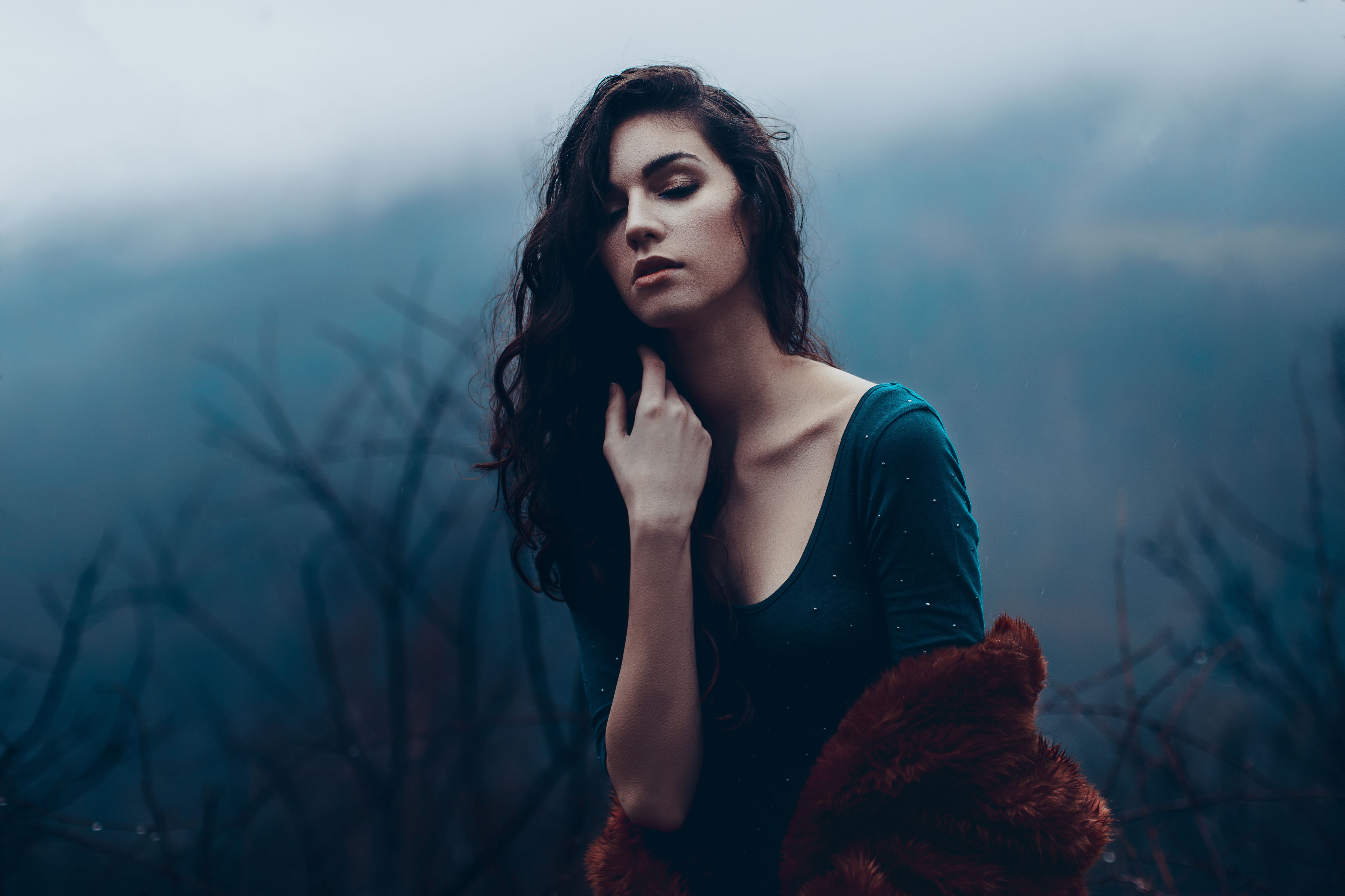 Ragazza capelli scuri nebbia, 4673x3115 Ultra HD, Monitor 4K