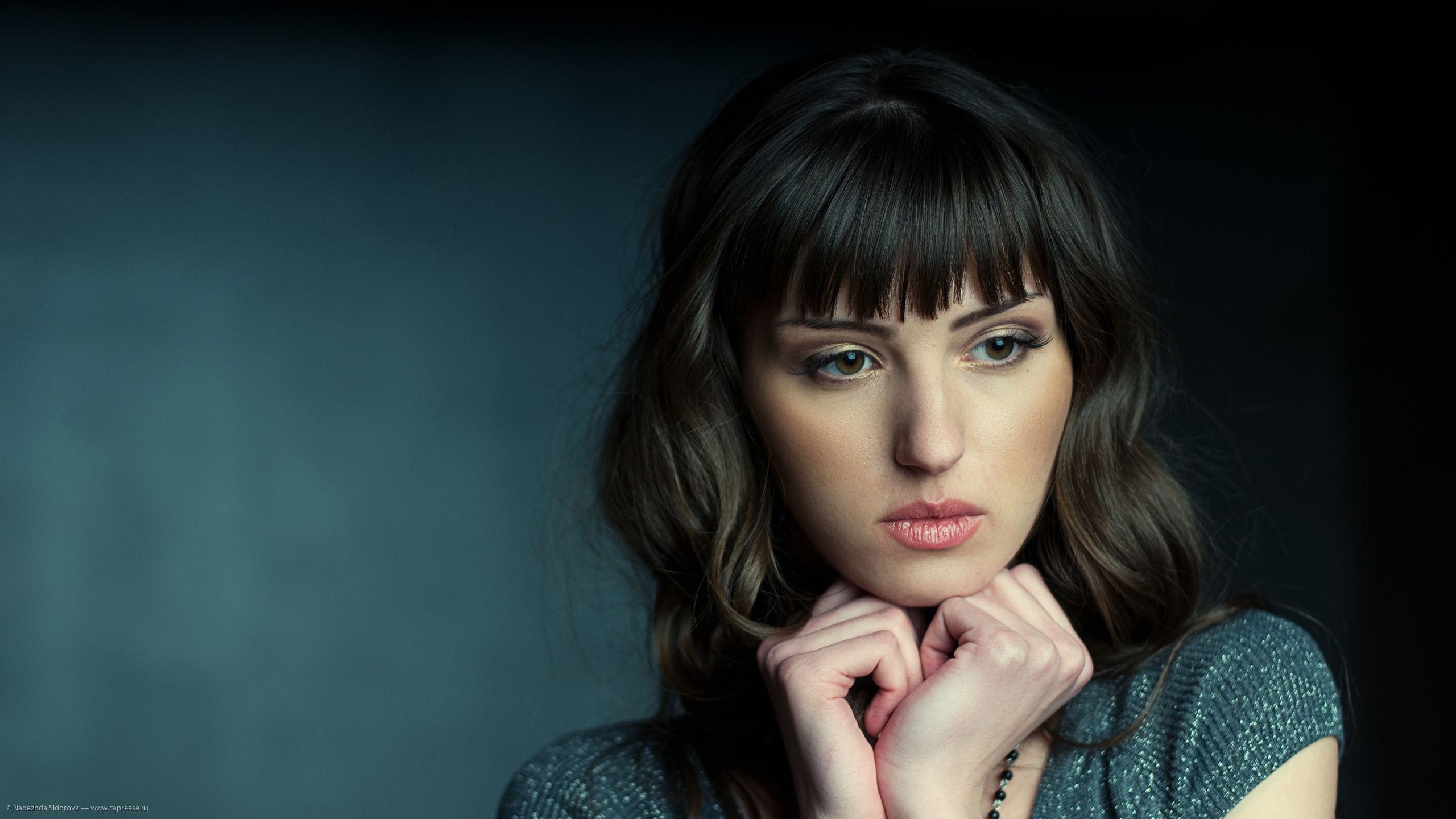 Ritratto donna capelli scuri, 2560x1440 2K, Desktop