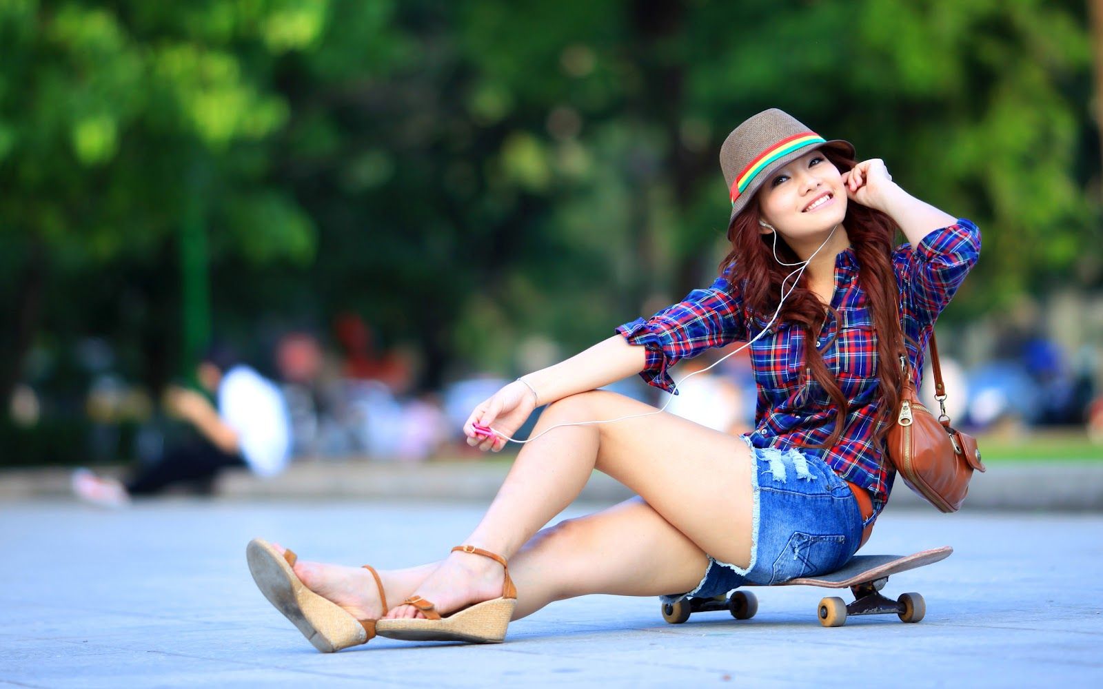 Ragazza con skateboard e cappello, 1600x1000 HD Ready, Acer Nitro