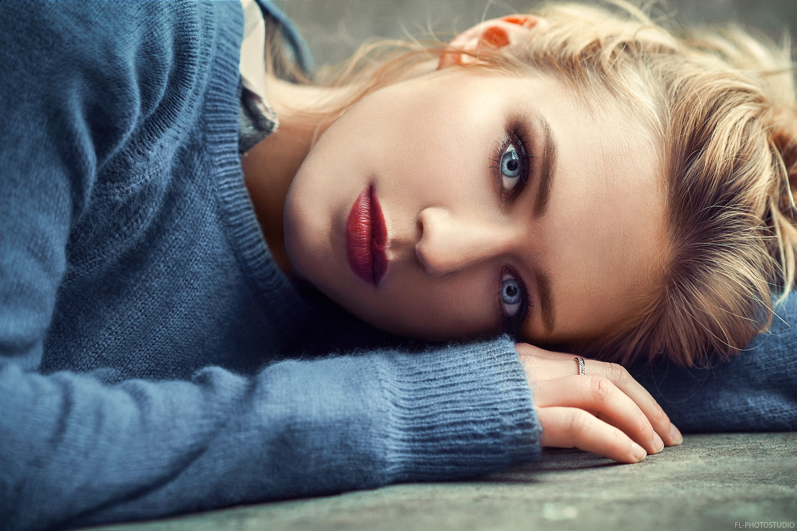 Ragazza bionda maglione blu, 2560x1704 WQXGA, Desktop