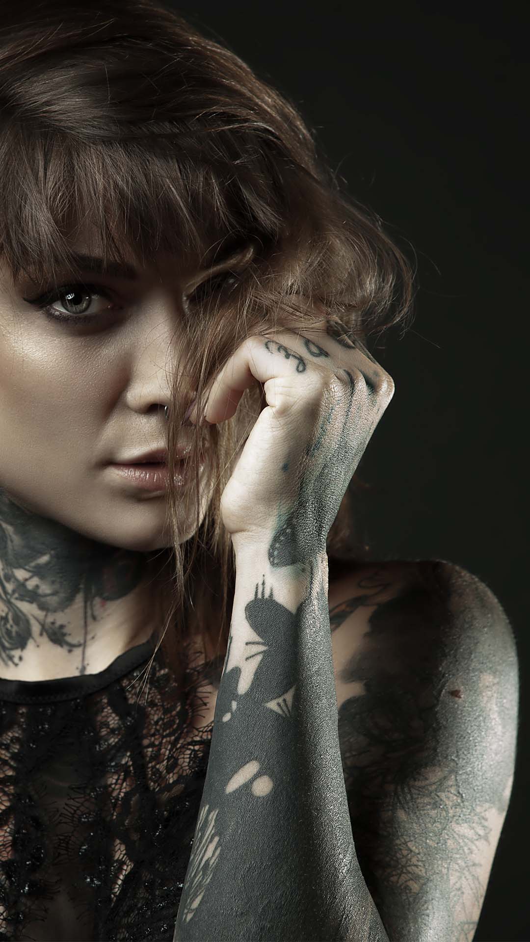 Ragazza con tatuaggi braccio, 1080x1920 Full HD Verticale, Smartphone