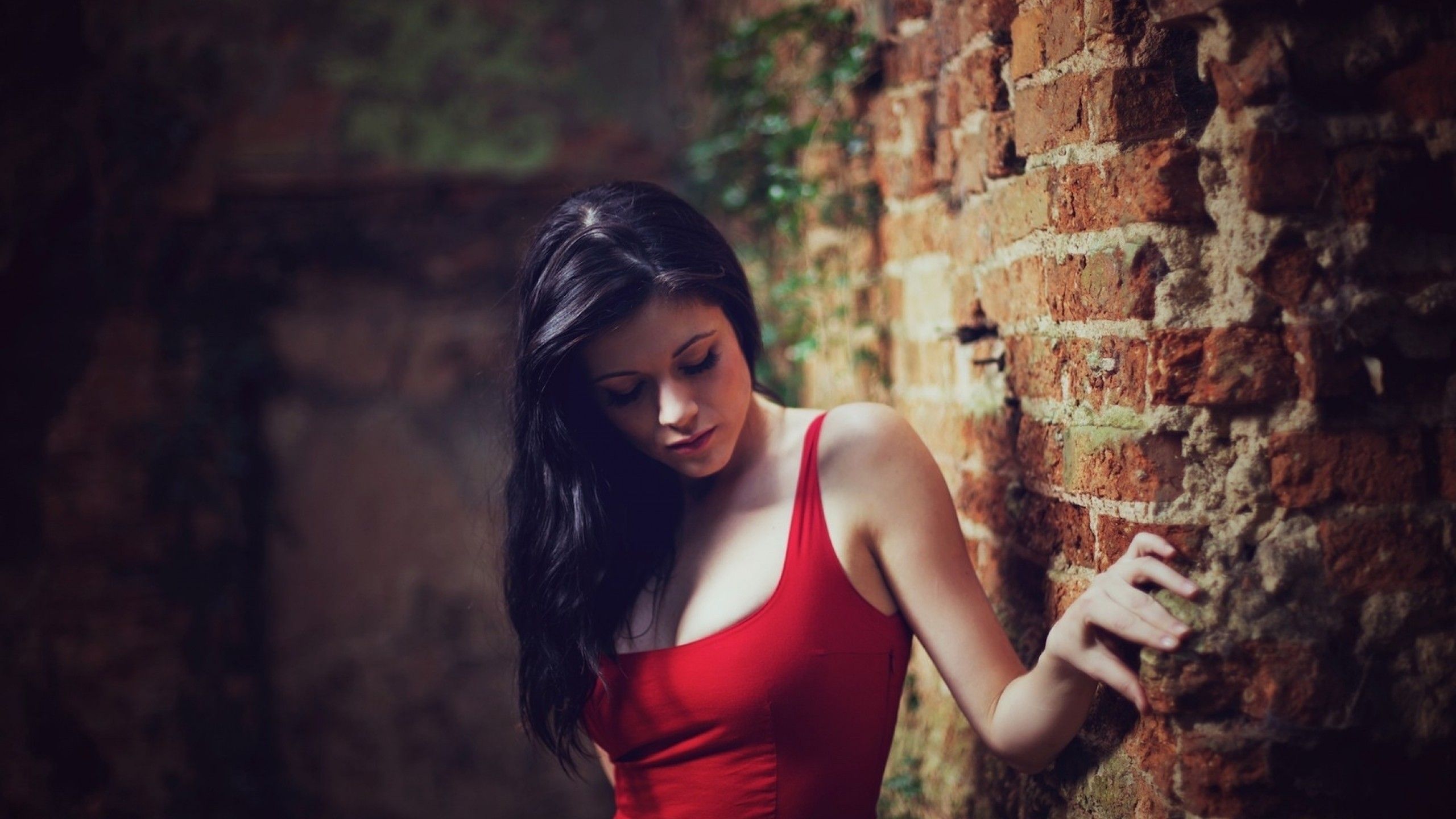 Ragazza abito rosso muro mattoni, 2560x1440 QHD, Laptop
