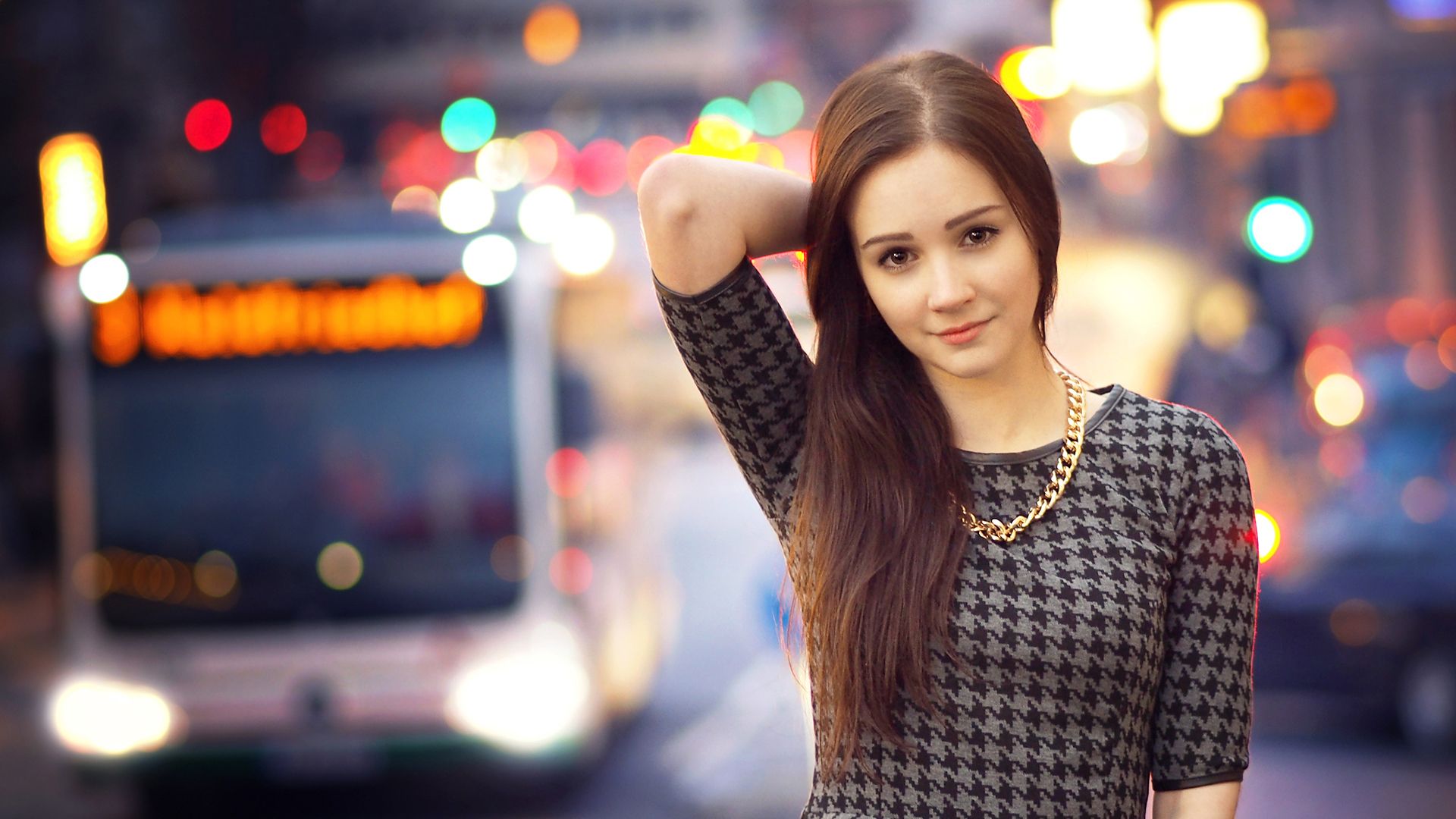 Ragazza in strada urbana, 1920x1080 Full HD 1080p, PC Desktop