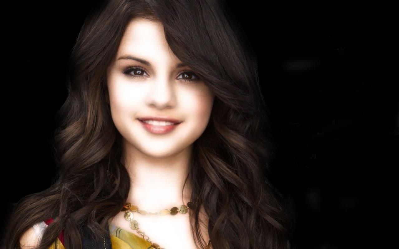 Selena Gomez ritratto sfondo nero, Rare Beauty, 1280x800 720p, PC