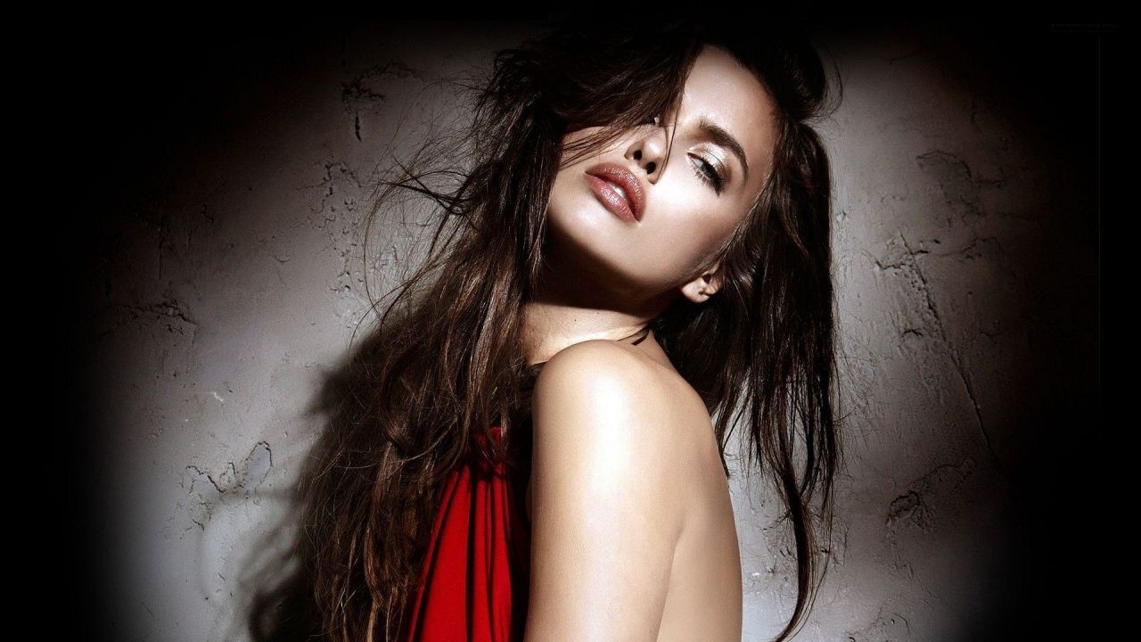 Donna capelli scuri abito rosso, 1280x720 720p, Laptop