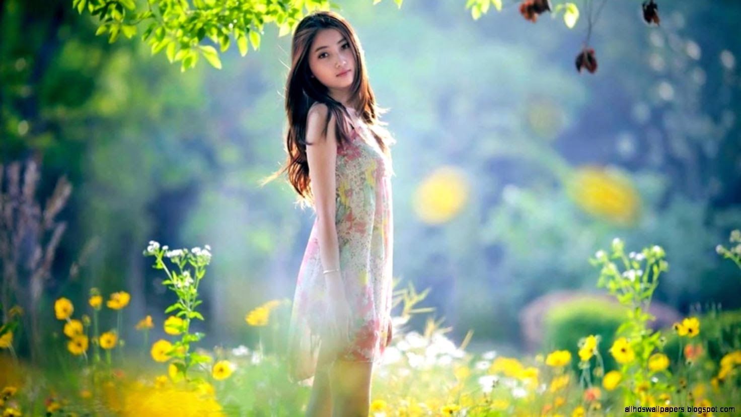 Ragazza in giardino fiorito, 1472x828 720p, PC