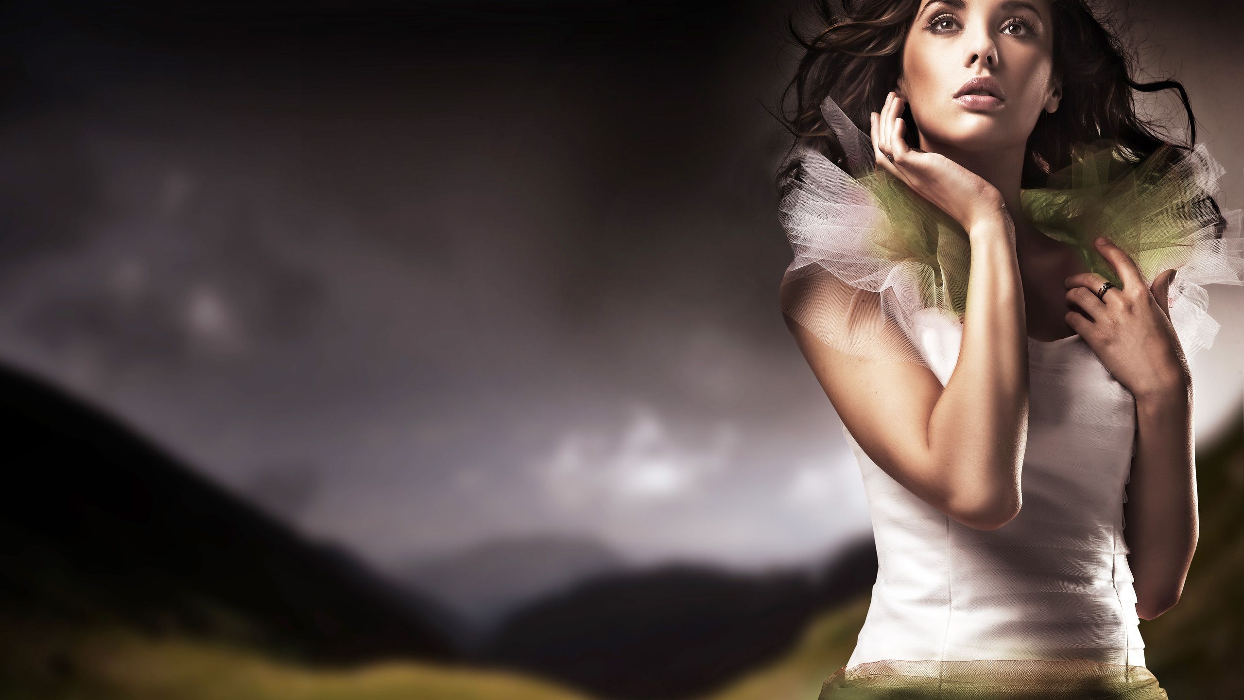 Ragazza con montagne sfondo, 2560x1440 2K, Desktop