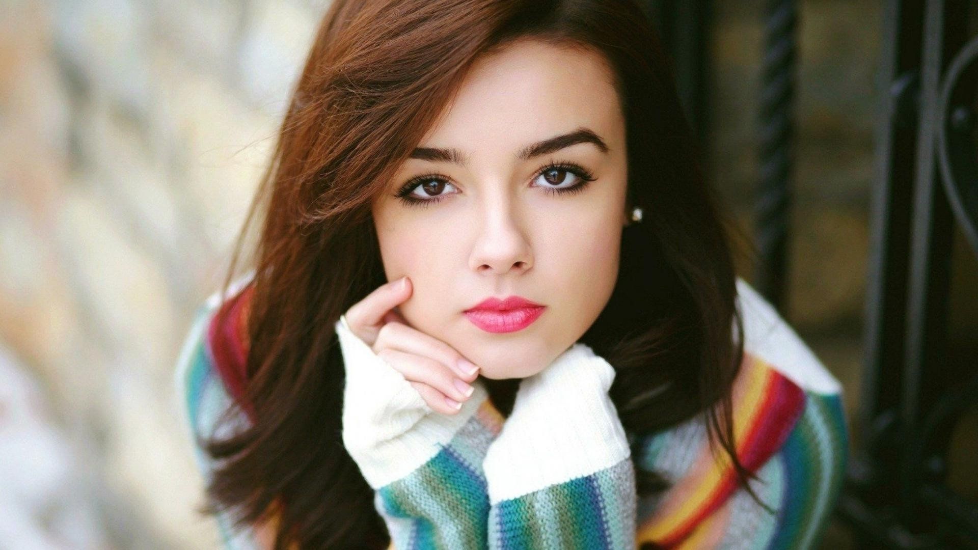 Ragazza capelli castani maglione colorato, 1920x1080 Full HD, PC