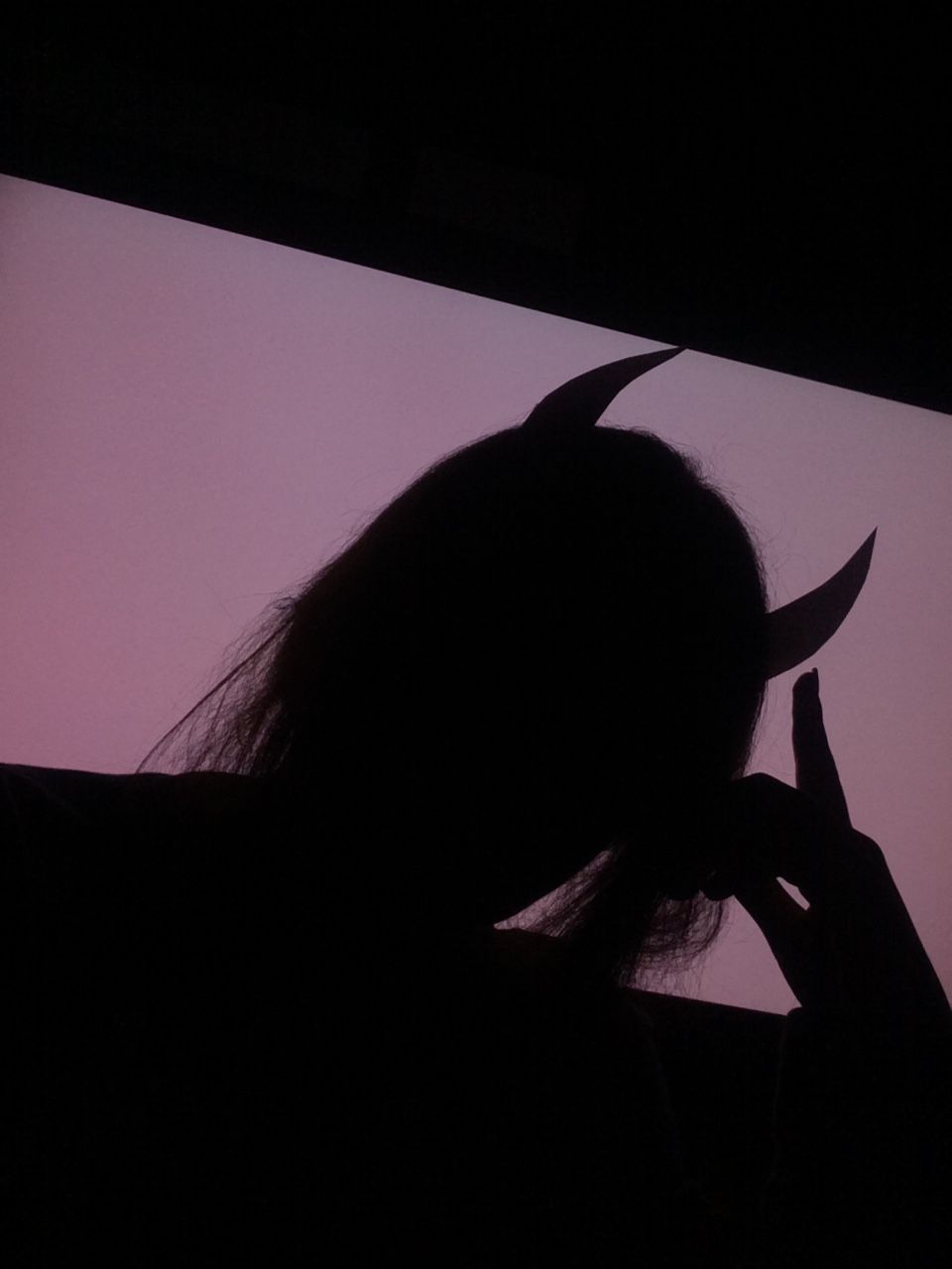 Silhouette ragazza corna diavolo, 960x1280 Verticale, Mobile
