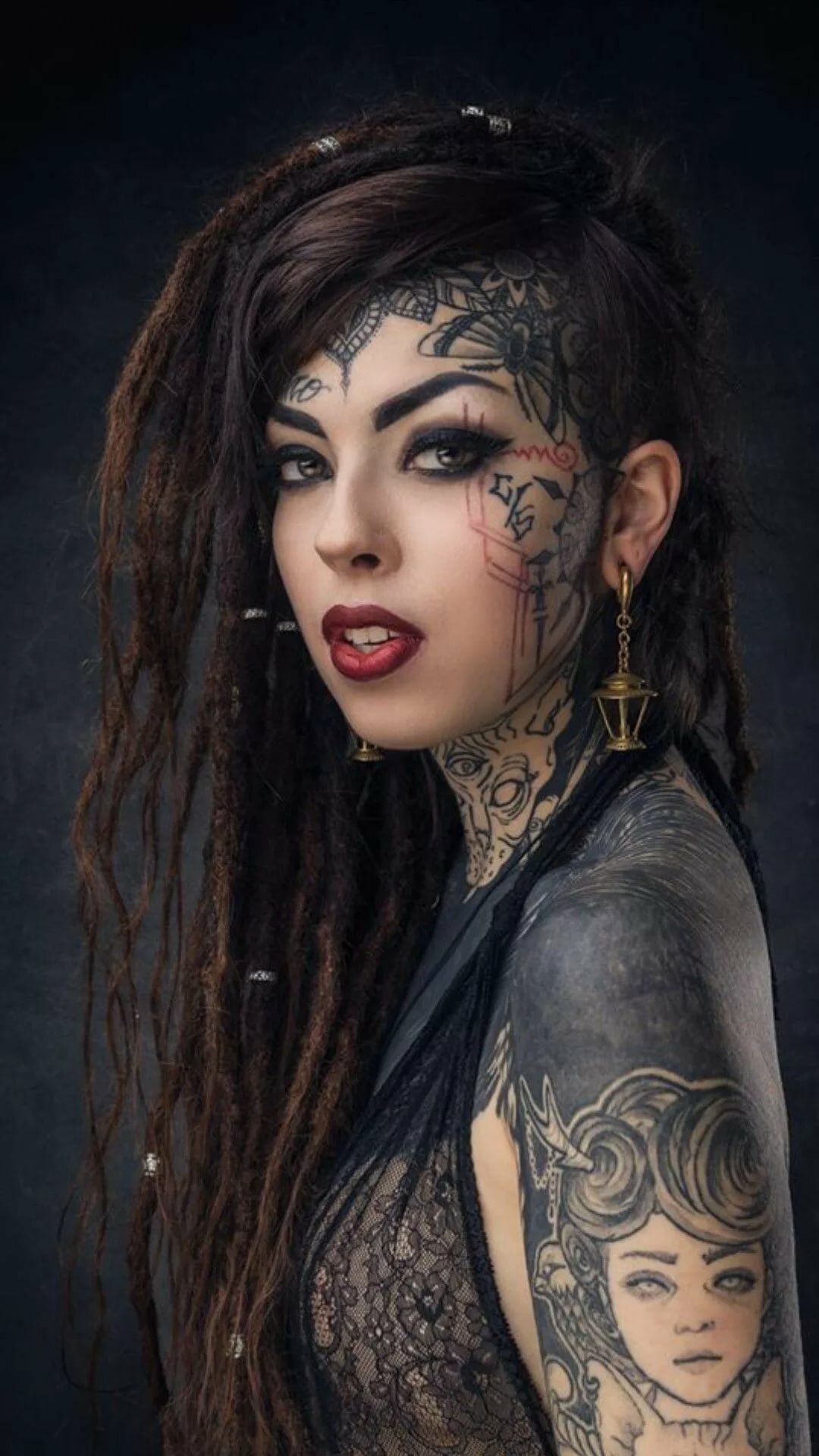 Donna con tatuaggi e dreadlocks, 1080x1920 Full HD Verticale, iPhone