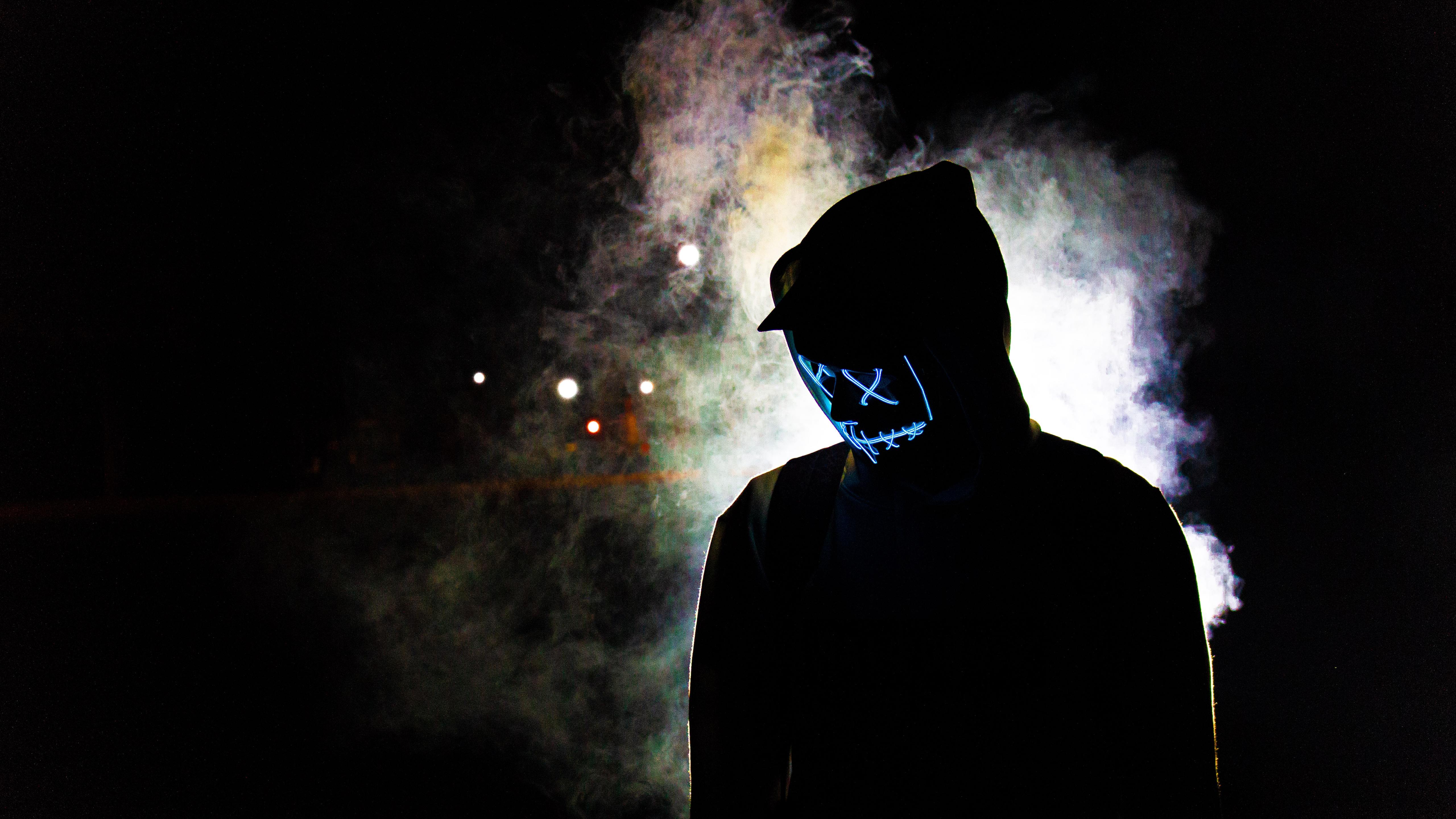Ragazzo con felpa e maschera luminosa, 5120x2880 Ultra HD, 4K TV
