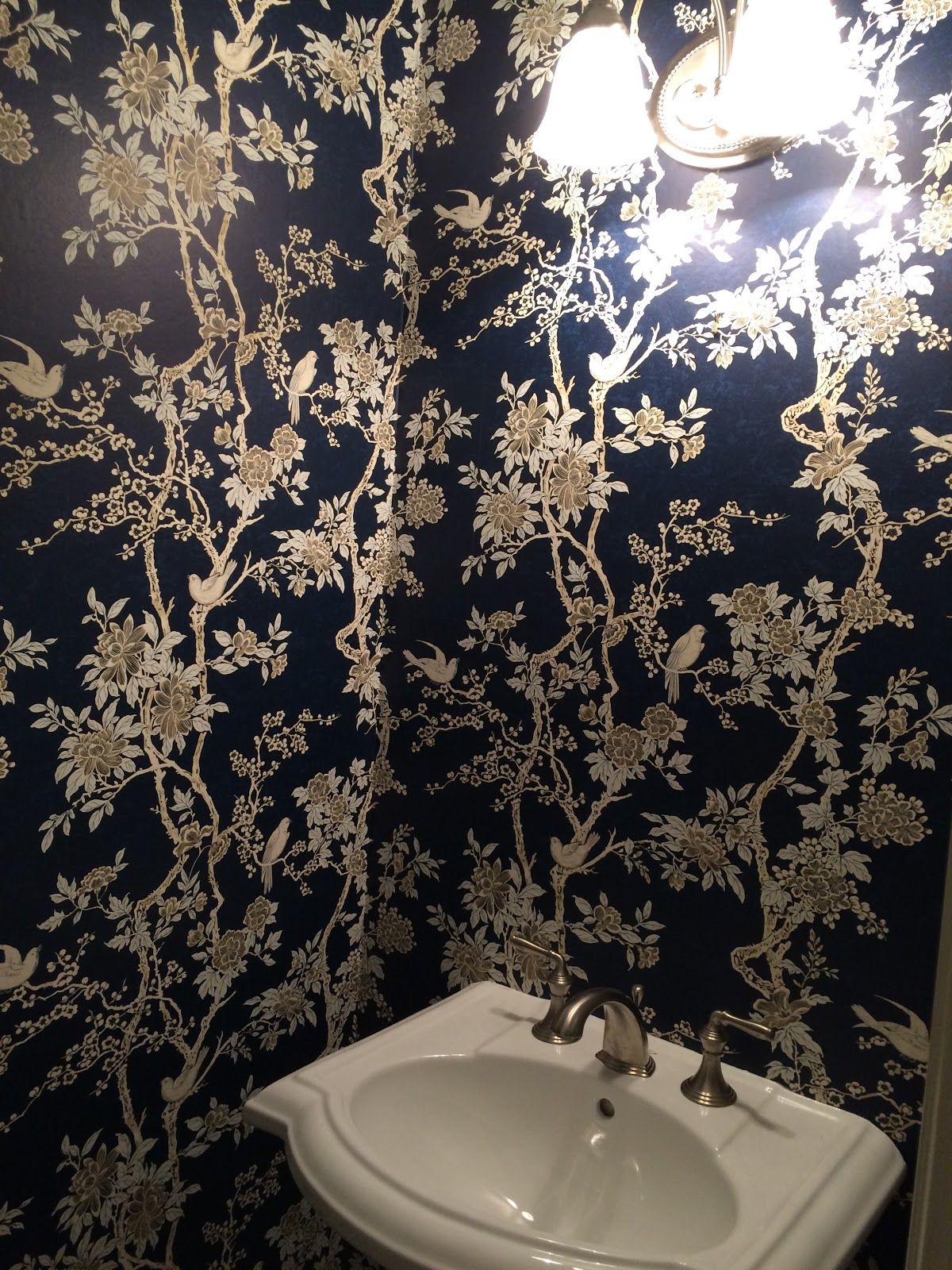 Bagno con carta floreale blu e lavabo, 1200x1600 Verticale, Mobile