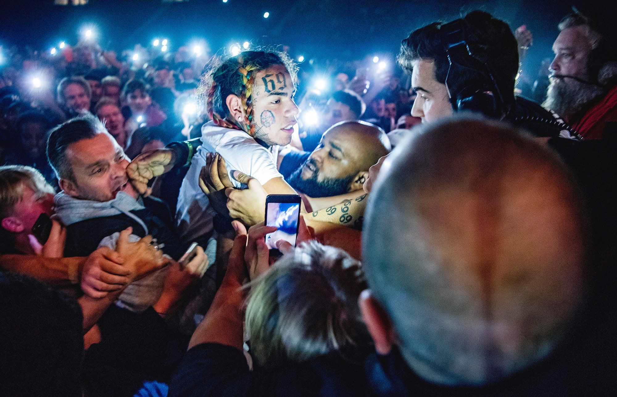 Rapper tatuato in folla notturna, 2000x1289 2K, iMac