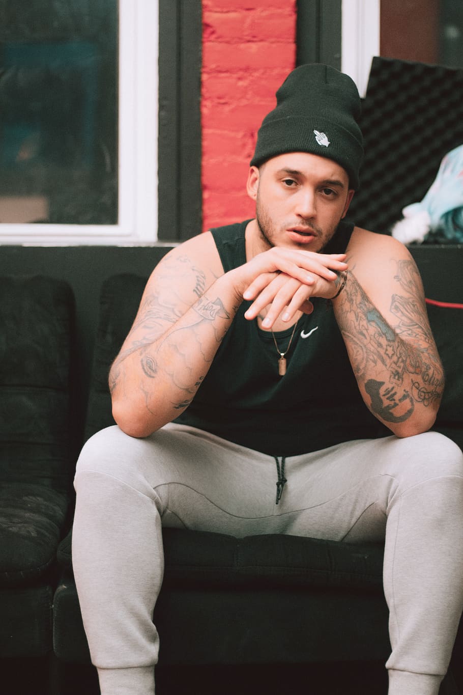 Rapper con tatuaggi e beanie, 910x1365 Verticale, Telefono
