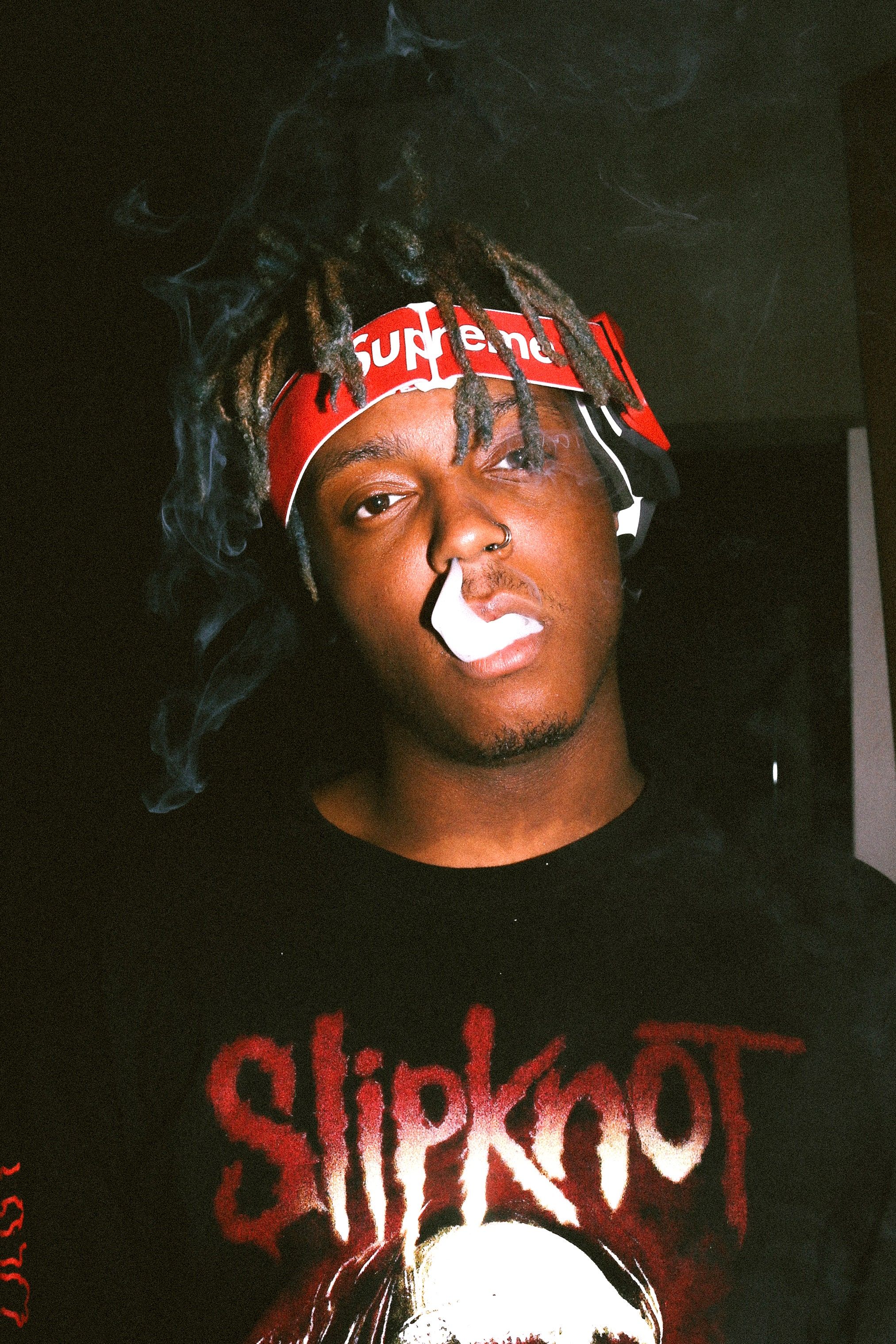 Rapper con bandana rossa Supreme, 2025x3037 Verticale, OnePlus