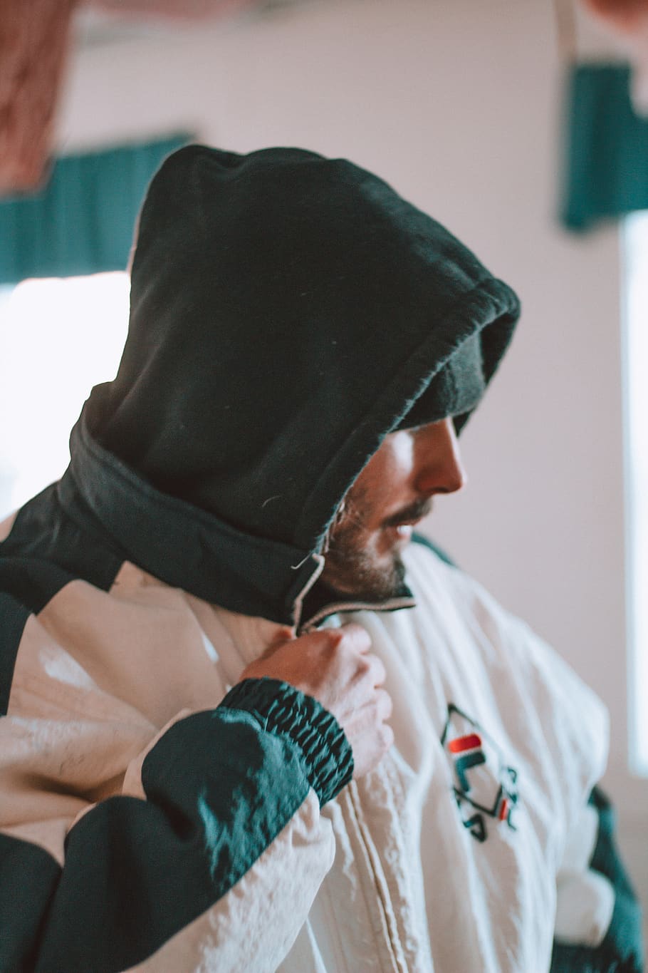 Uomo con cappuccio verde, 910x1365 Verticale, Telefono