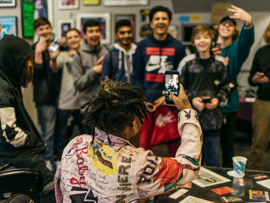 Rapper firma autografi con fan, 1024x768 HD, PC
