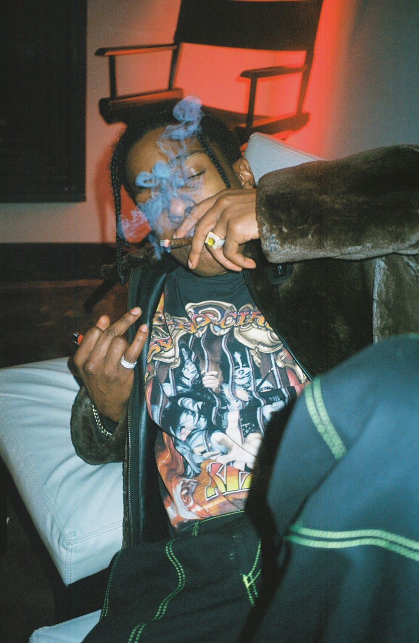 Rapper con dreadlocks che fuma, 836x1280 Verticale, Telefono