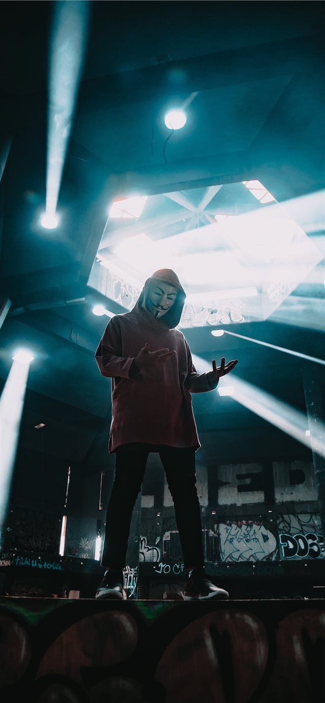Rapper mascherato sul palco, 640x1385 Full HD Verticale, iPhone Air
