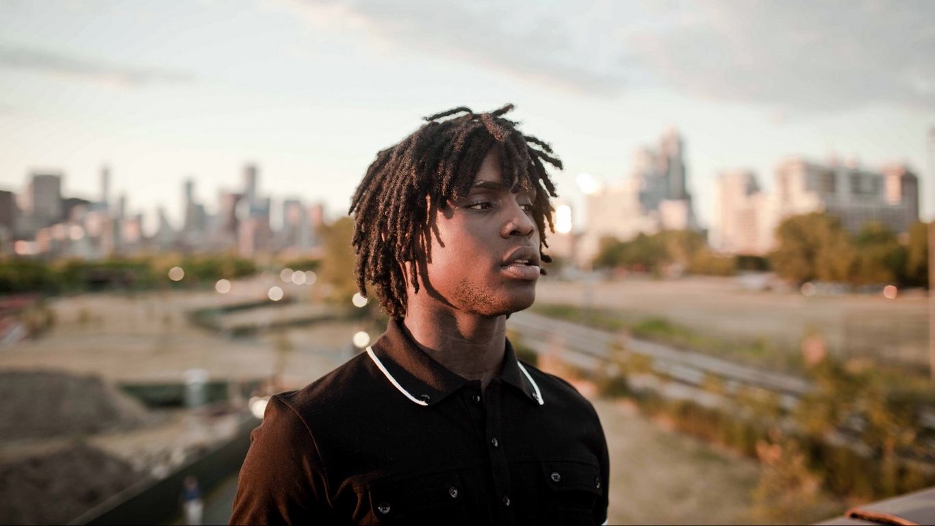 Rapper con dreadlocks, città, 1366x768 720p, HP Laptop