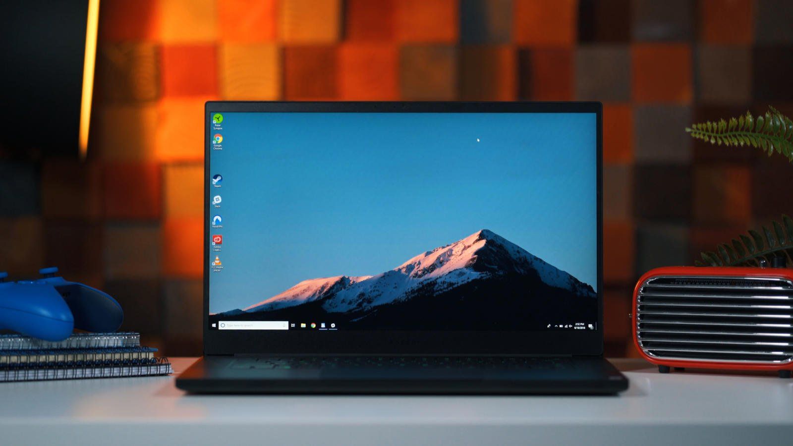 Laptop Razer Blade acceso scrivania, 1600x900 900p, Desktop