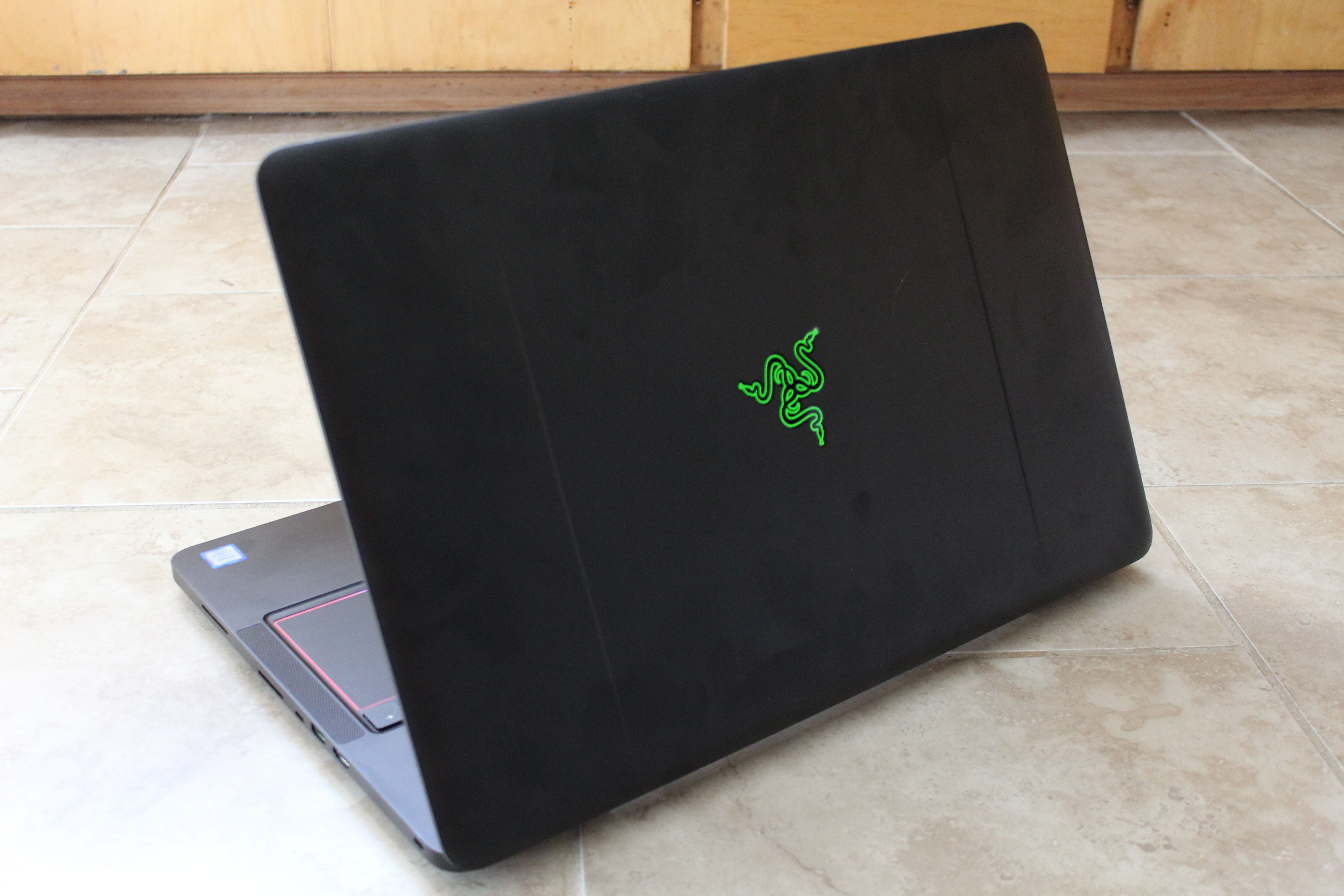 Logo Razer verde su sfondo geometrico, 1140x713 HD, Laptop