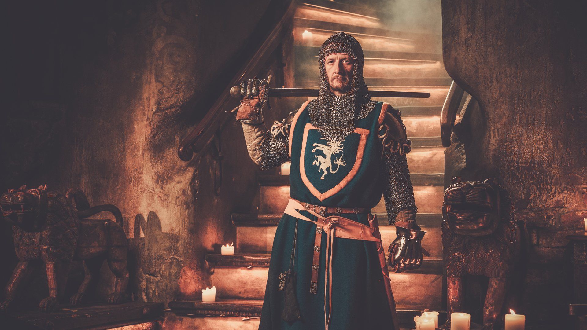 Re medievale con spada su scale, 1920x1080 Full HD, PC