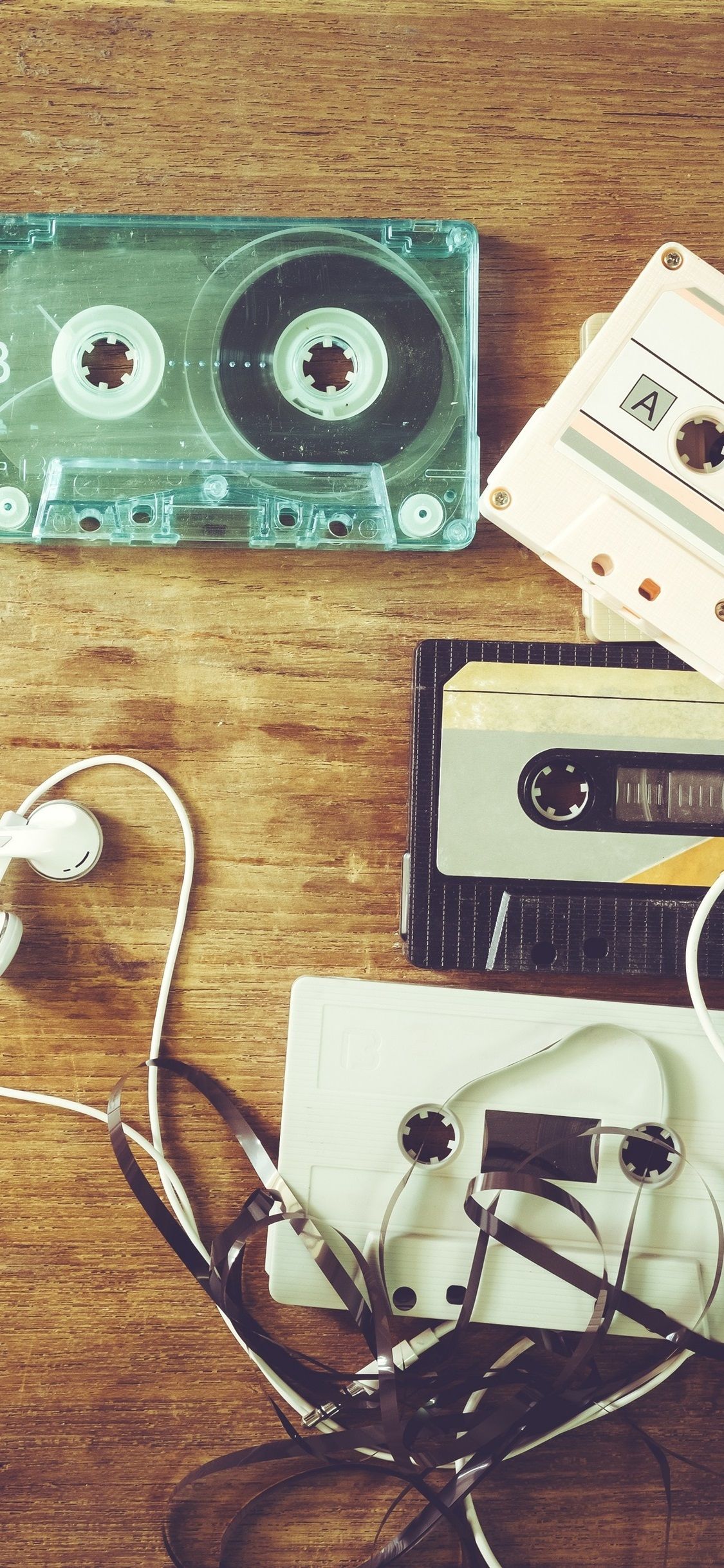Musicassette e cuffie retro, 1125x2436 Full HD Verticale, iPhone Pro Max