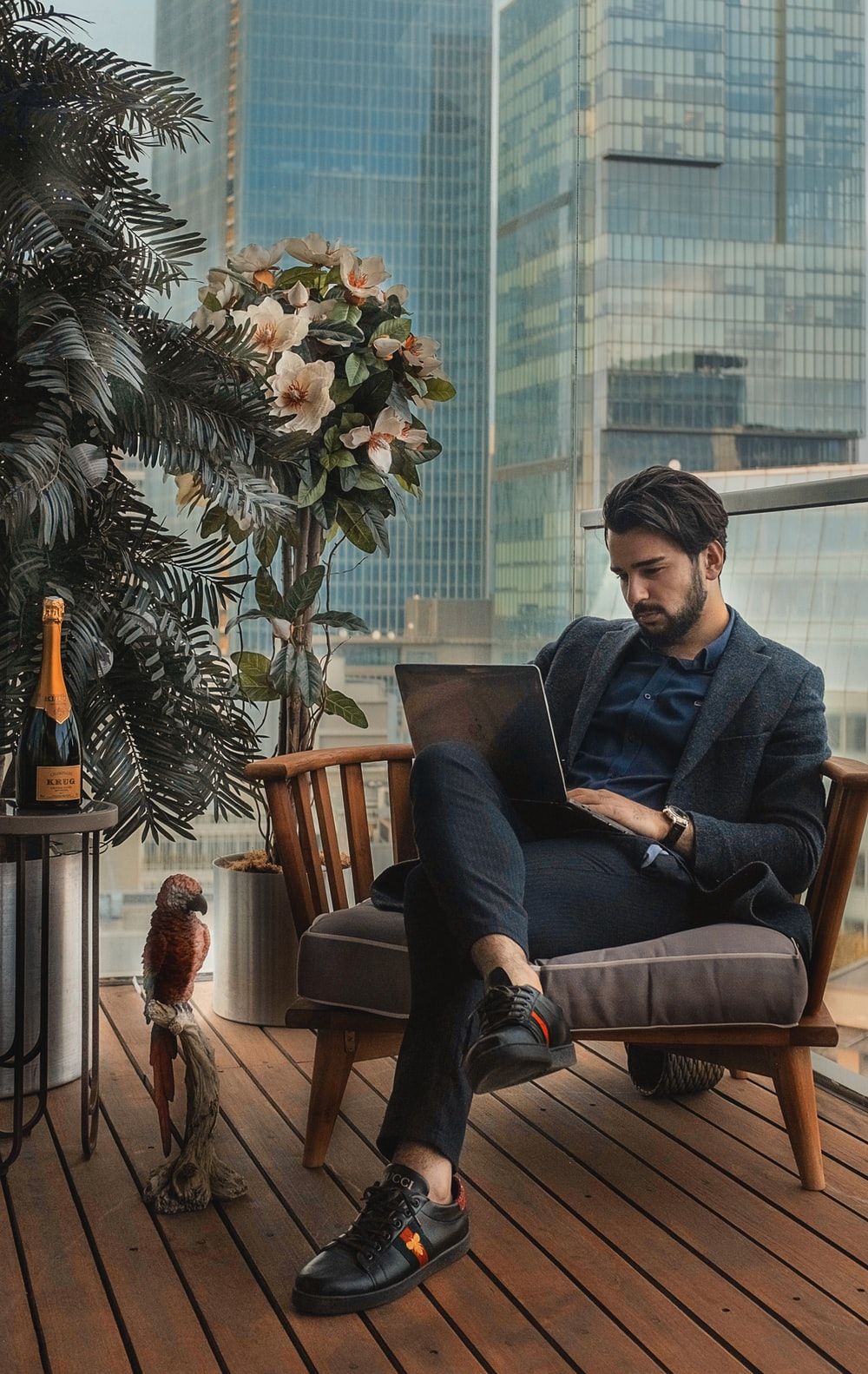 Uomo elegante terrazza città, 1000x1583 Verticale, iPhone Pro Max