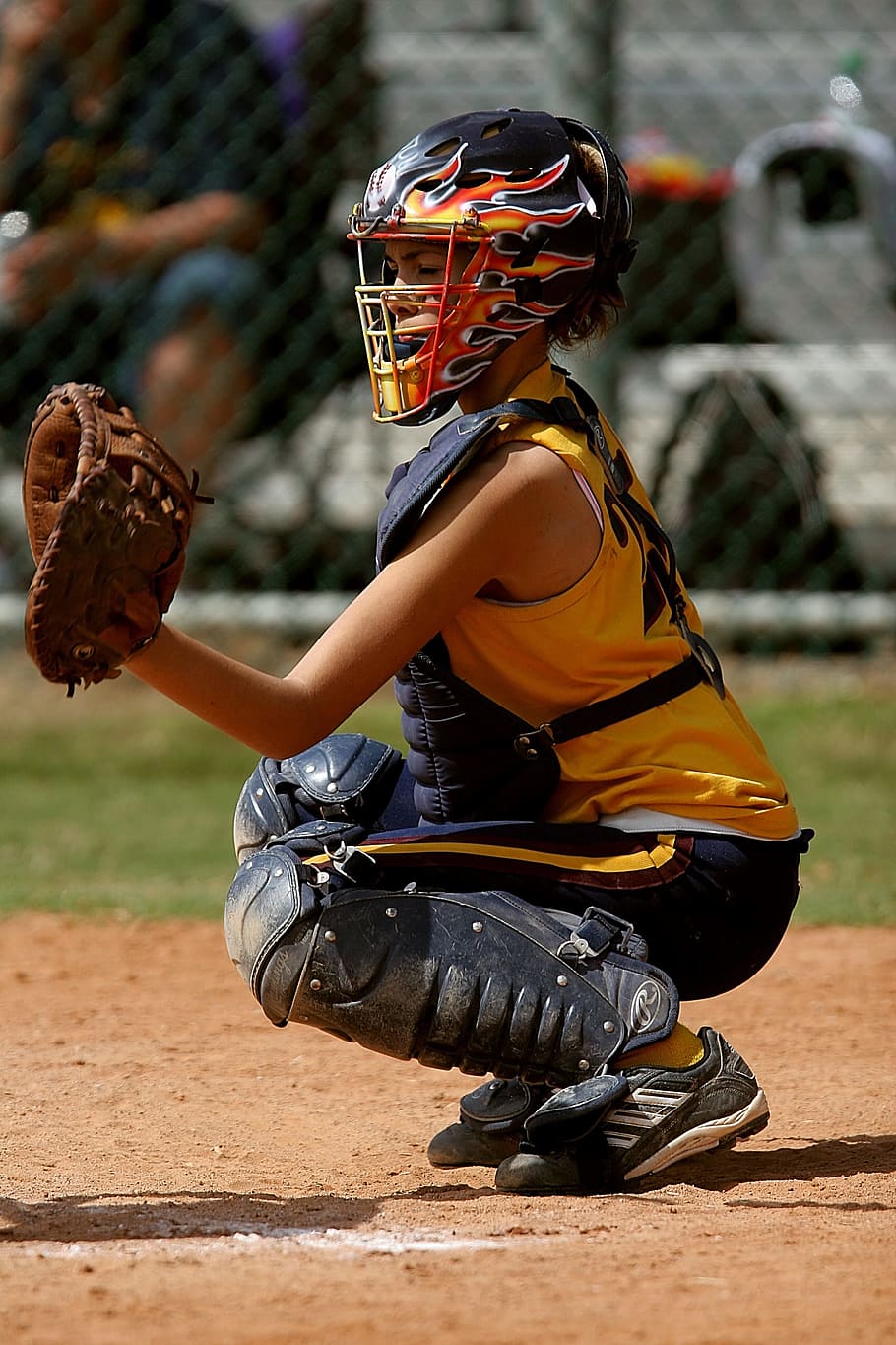 Ricevitore softball con casco fiamme, 910x1365 Verticale, OnePlus