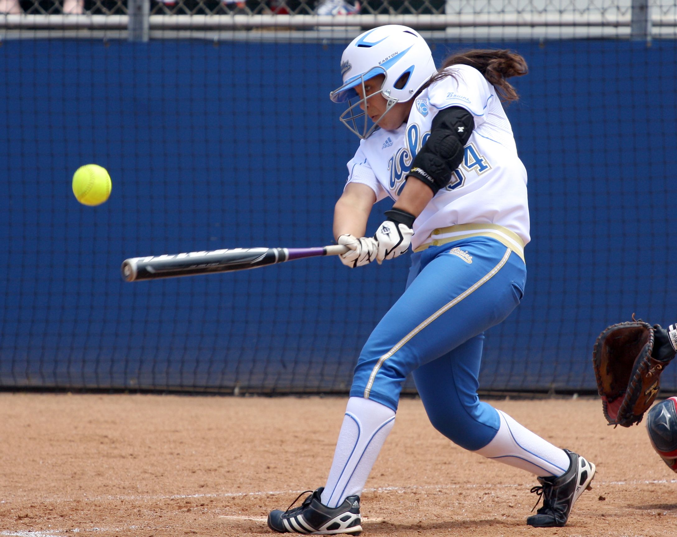 Giocatrice softball colpisce la palla, 2176x1724 Hi-Res, Desktop