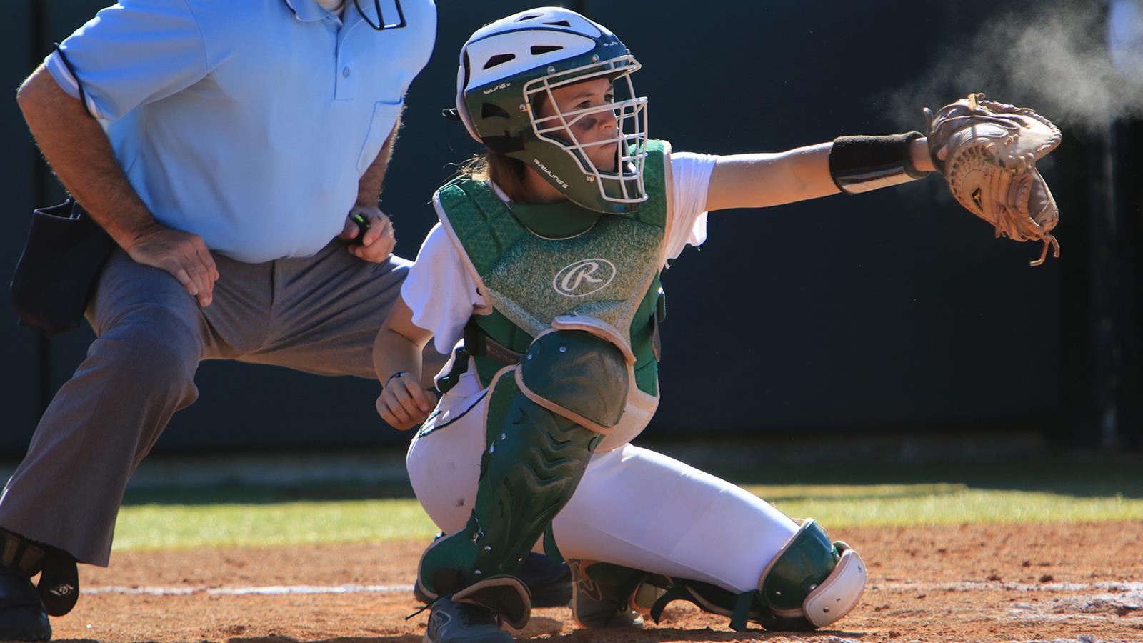 Ricevitrice softball dietro casa base, 1600x900 HD, Desktop