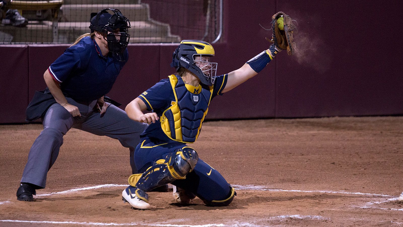 Ricevitrice softball Michigan in azione, 1600x900 HD Ready, iMac