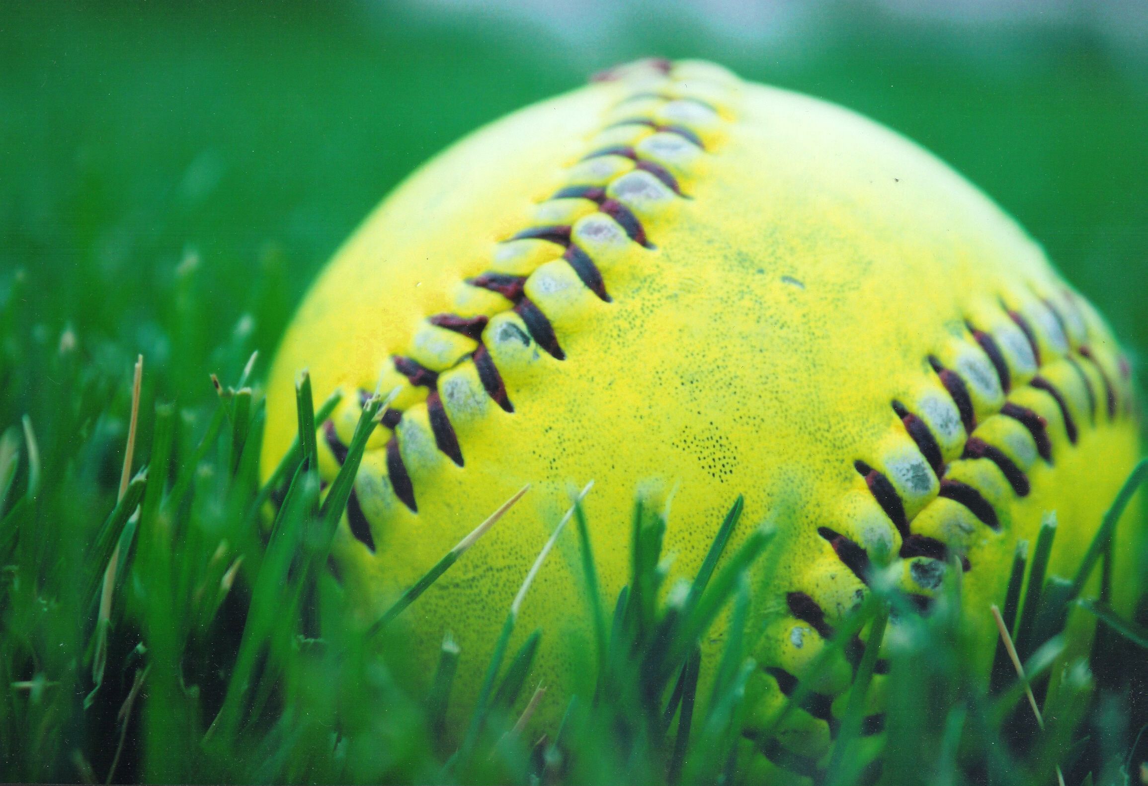 Palla di softball gialla erba, 2310x1581 Hi-Res, Laptop