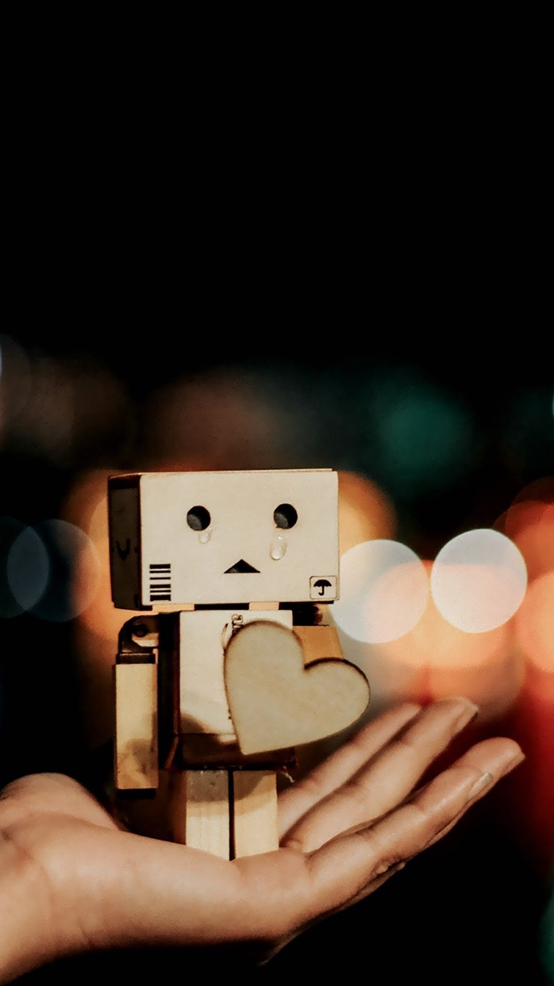Robot Danbo con cuoricino, 1080x1920 Verticale, Telefono