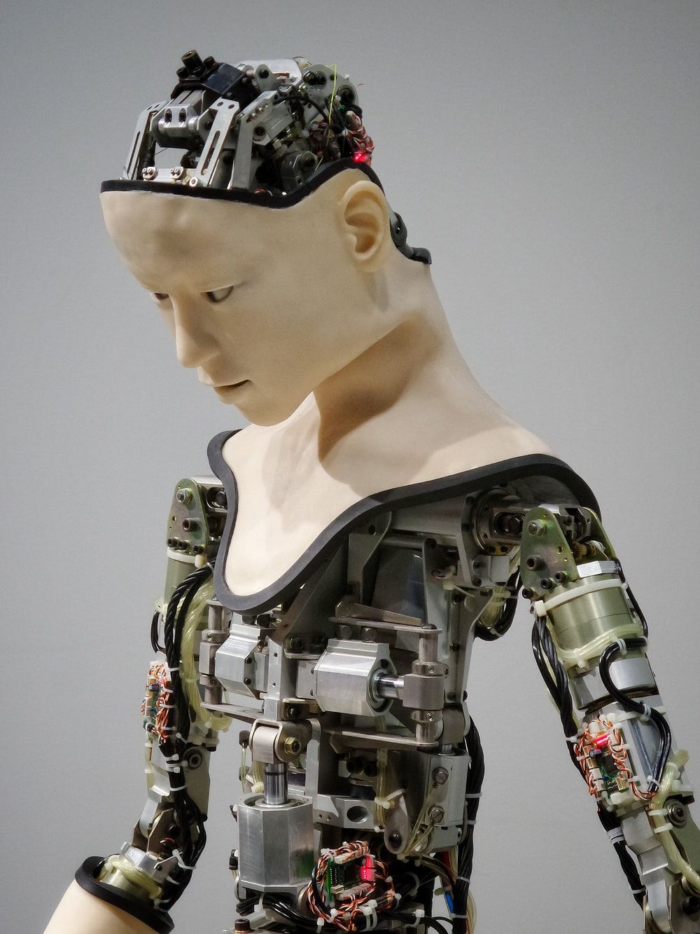 Robot umanoide con circuiti esposti, 1000x1333 Verticale, Xiaomi