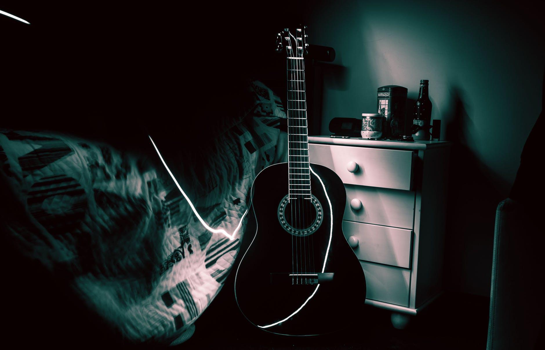 Chitarra acustica in stanza scura, 1880x1209 HD, PC
