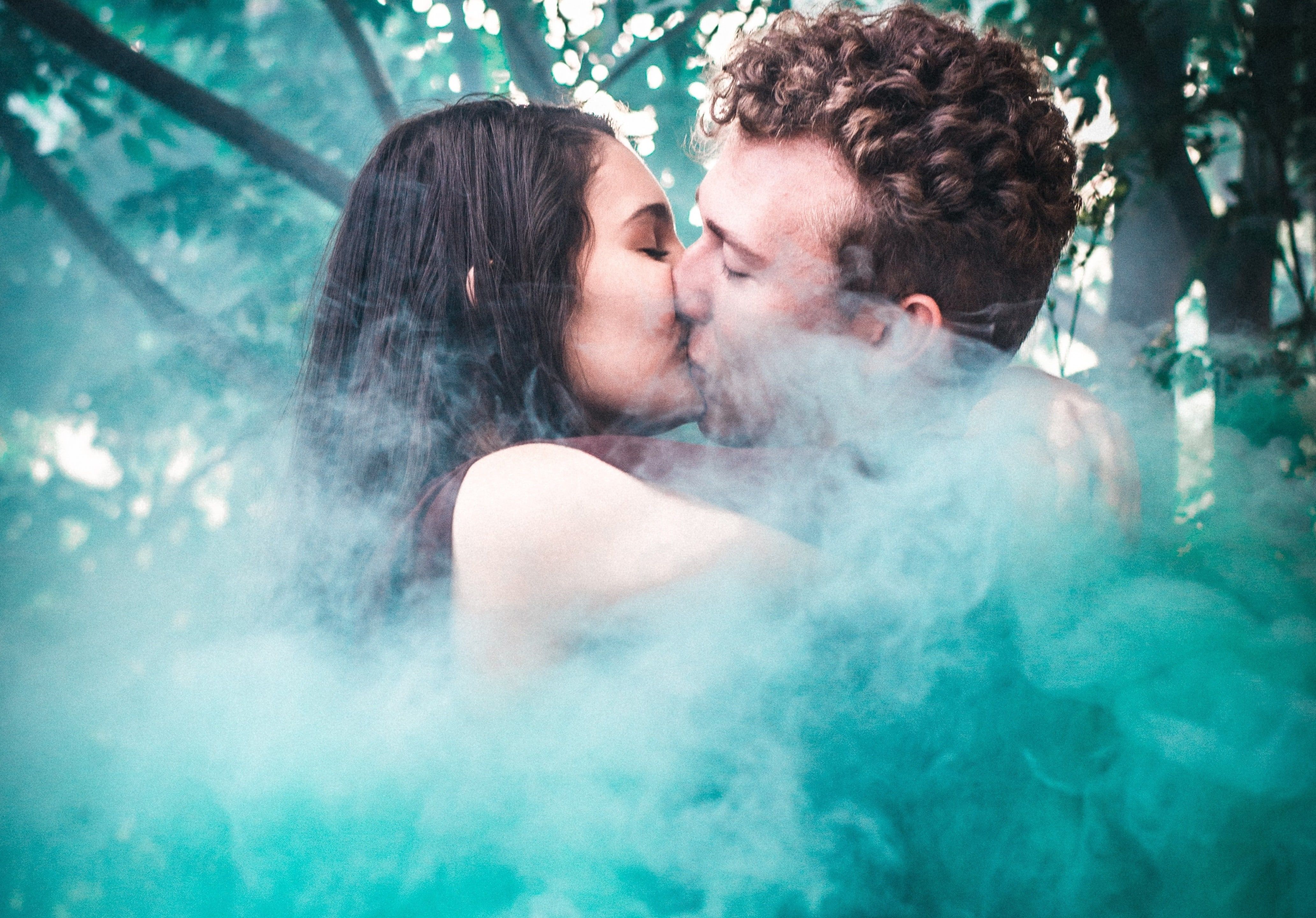 Coppia bacio nella nebbia, 4131x2881 4K Ultra HD, Monitor 4K